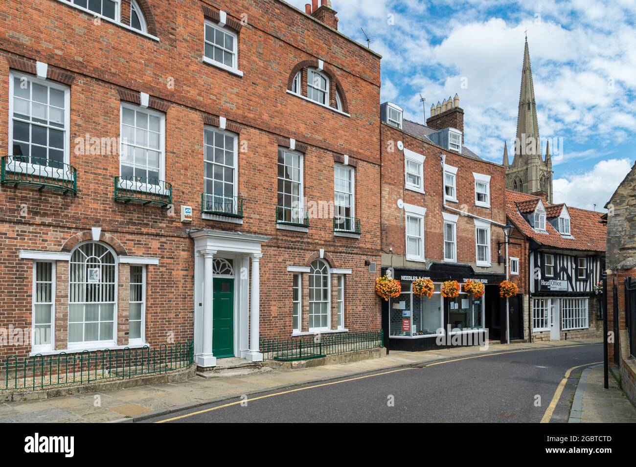 Vine Street, Grantham, Lincolnshire, Großbritannien, führt zur St. Wulframs Parish Church Stockfoto