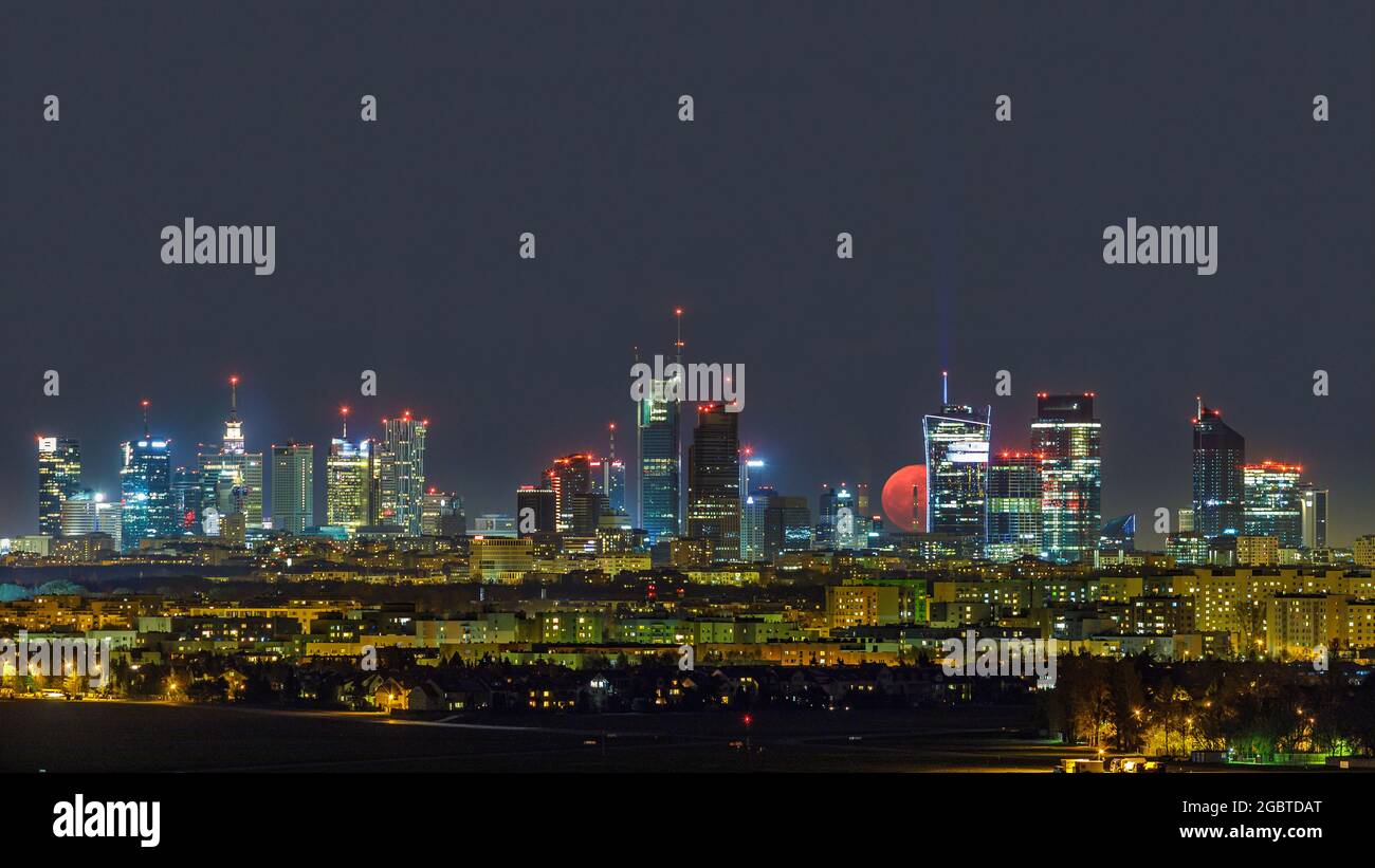 Mondaufgang über der Skyline von Warschau, der Hauptstadt Polens Stockfoto