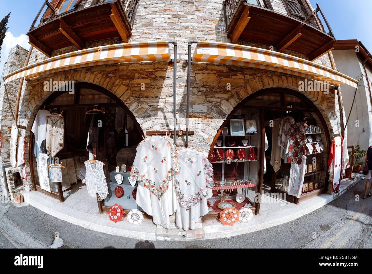 LEFKARA, ZYPERN - 29. September 2017: Souvenirladen, in dem Produkte von lokalen Silberschmieden und Spitzenherstellern verkauft werden Stockfoto