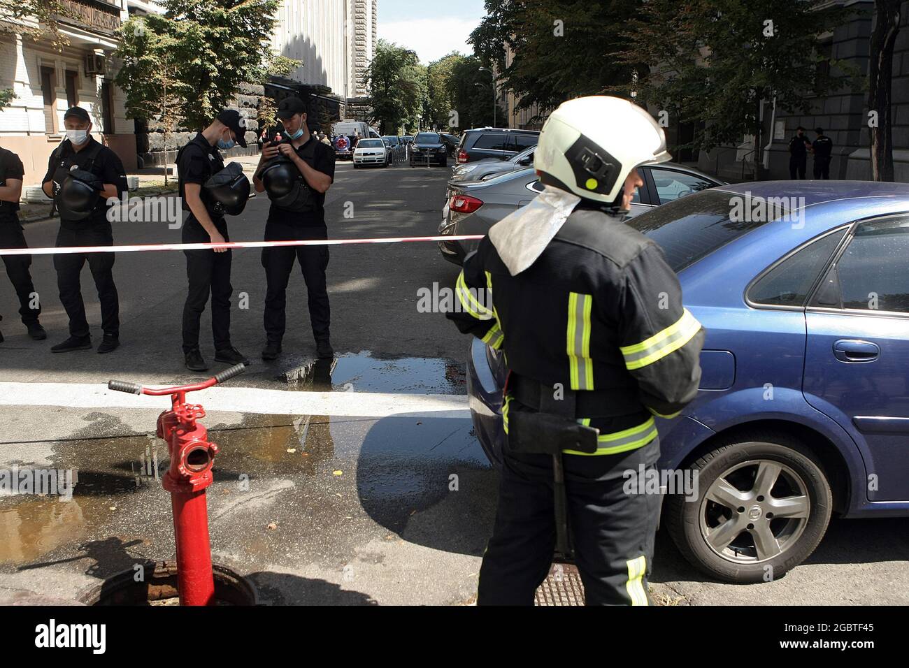 Nicht exklusiv: KIEW, UKRAINE - 4. AUGUST 2021 - EIN Feuerwehrmann und Beamte der nationalen Polizei bleiben während des Gebäudes des Ministerkabinetts in der Nähe Stockfoto