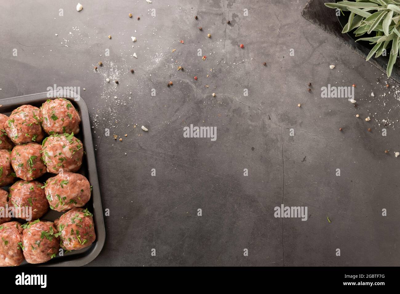 Frische rohe Fleischbällchen, Hackfleisch auf schwarzem Hintergrund Stockfoto