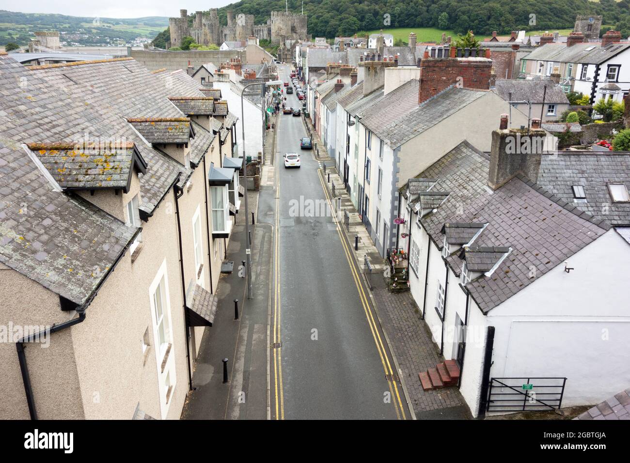 Die engen Straßen mit begrenzten Parkmöglichkeiten in Conwy North Wales Stockfoto