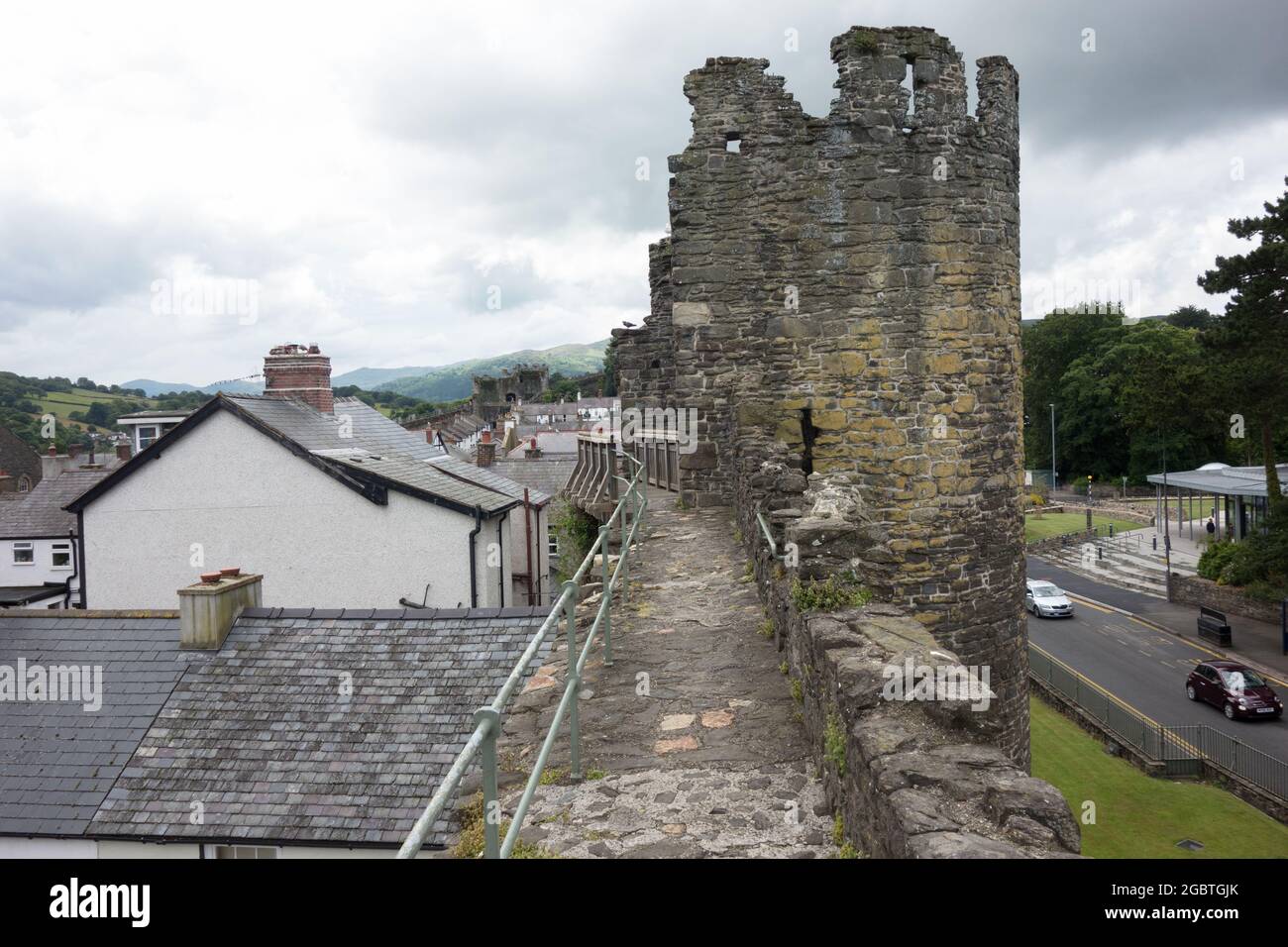 Die engen und historischen Stadtmauern von Conwy North Wales UK Stockfoto