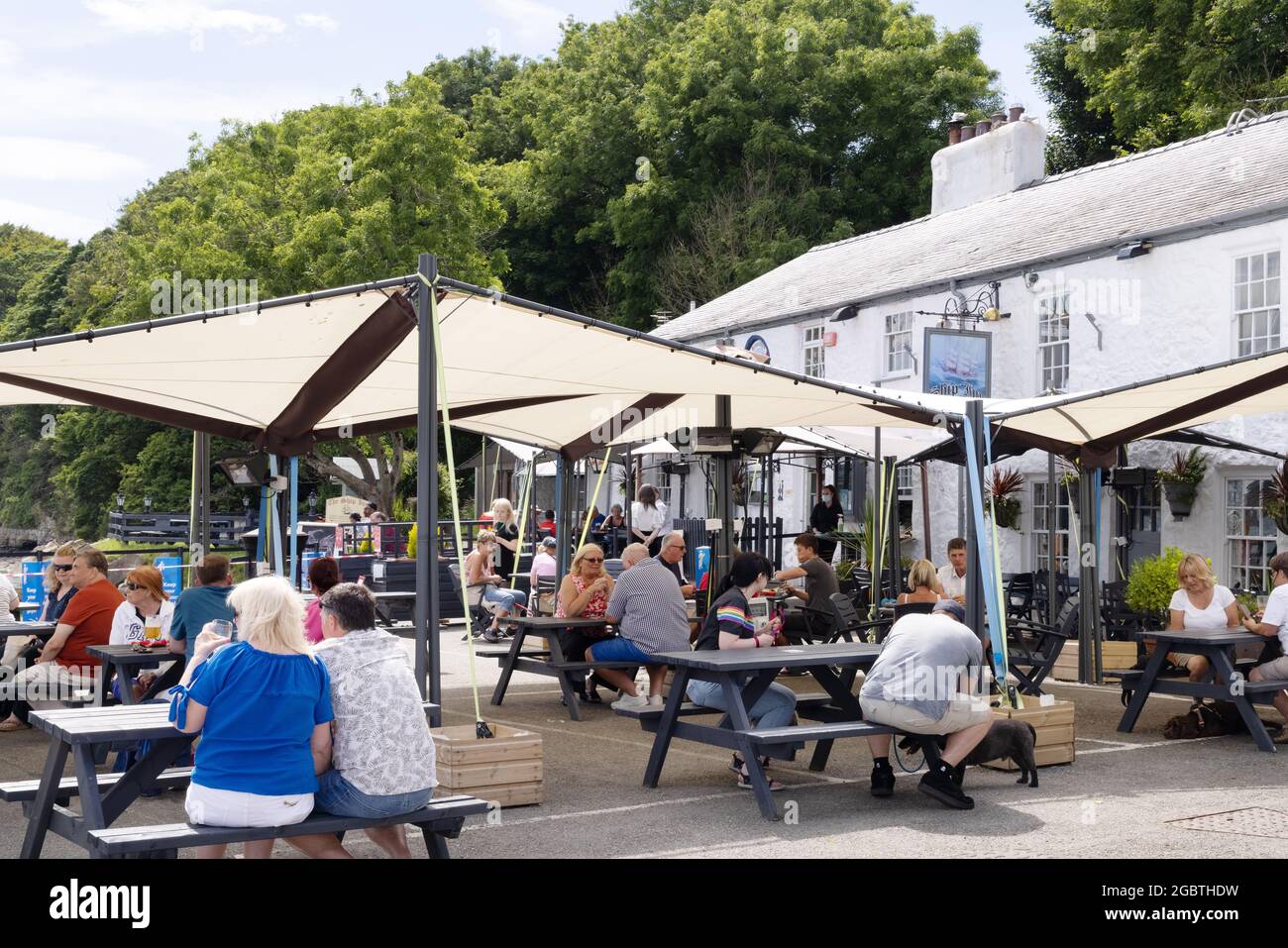 Wales Pub; Leute essen und trinken im Ship Inn, einem beliebten Pub-Restaurant an der Küste; Red Wharf Bay, Anglesey Wales UK Stockfoto