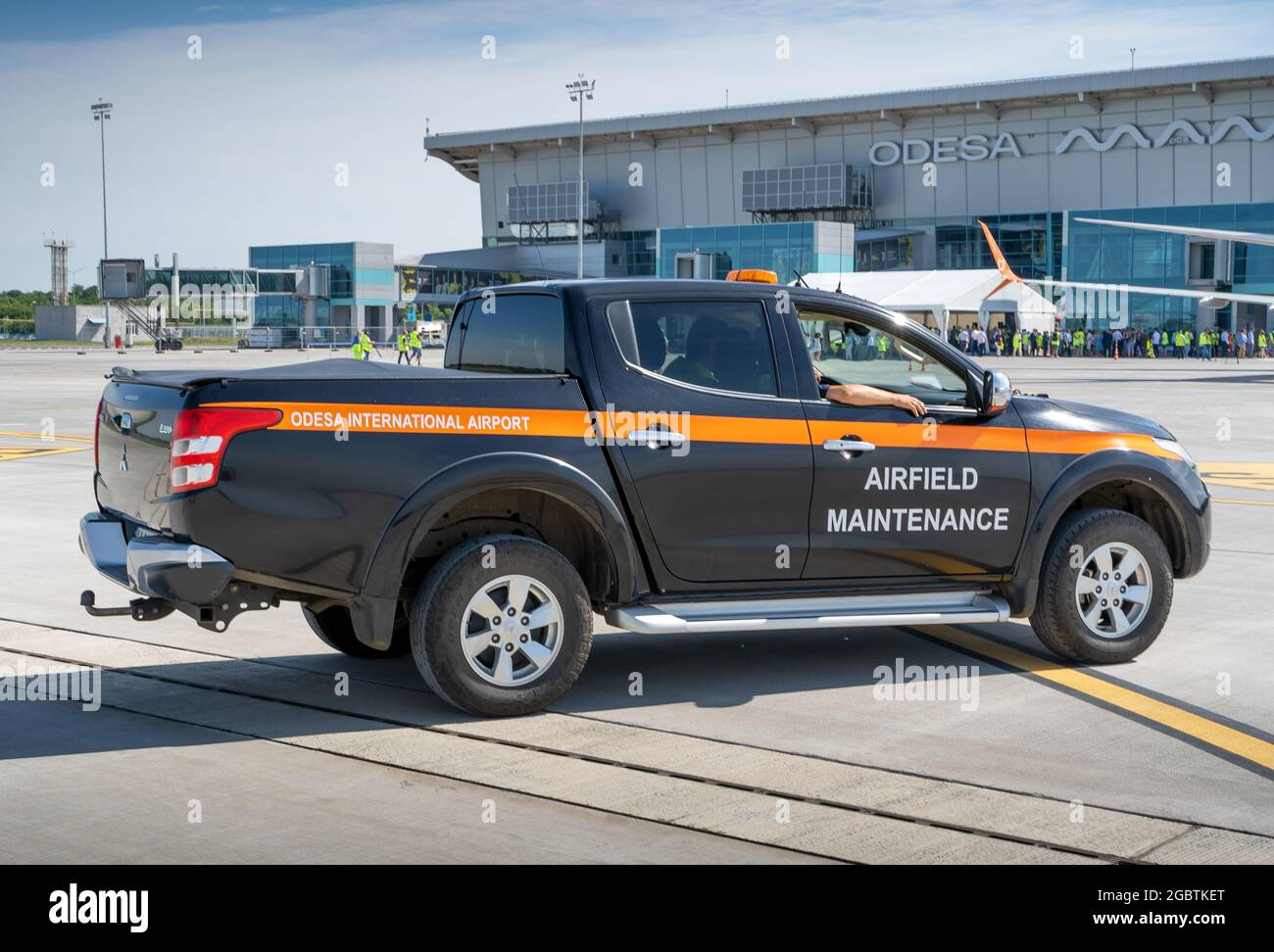 Ukraine, Odessa - 16. Juli 2021: Flughafen-Service Mitsubishi Auto. Die Plattform in der Nähe des Terminals. Handling-Service, VIP. Flughafenwartung in Odesa Stockfoto
