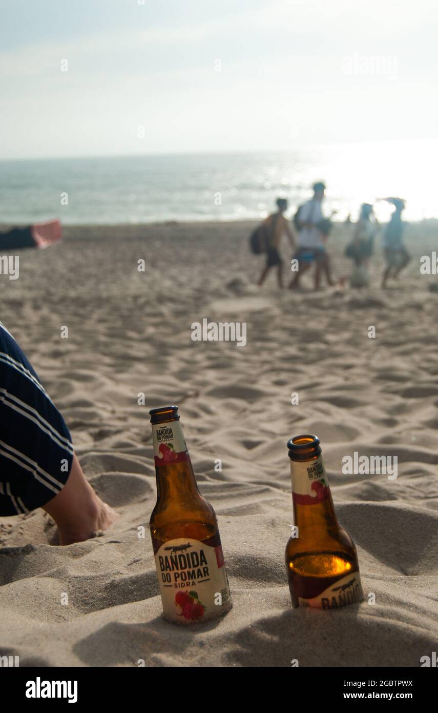 Flaschen von Bandida do Pomar Cider am schönen Strand, Portugal - Costa Nova Beach, Aveiro, 10.06.2021 Stockfoto