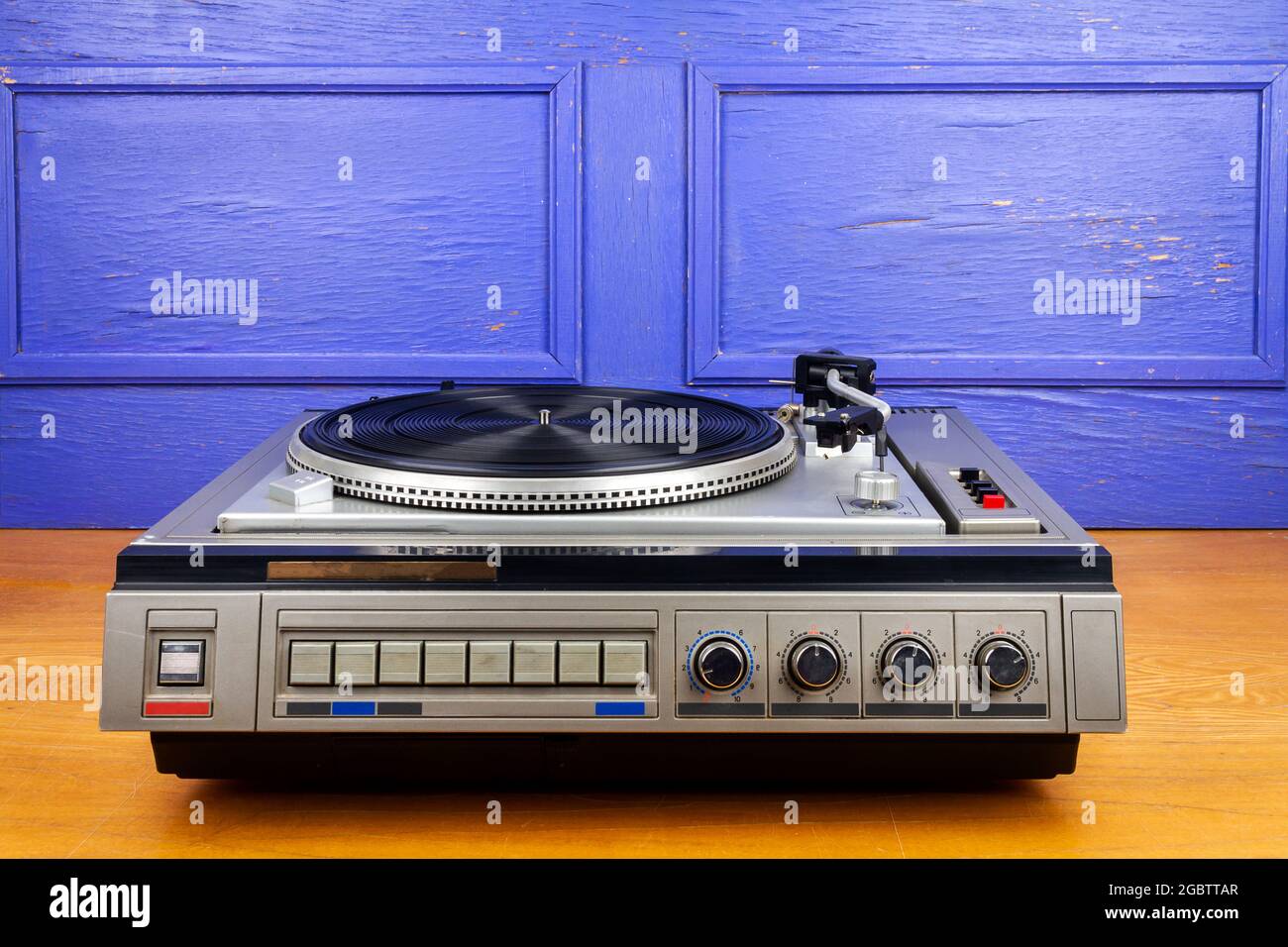 Vintage Plattenspieler Vinyl Plattenspieler auf Tisch an blauer Wand  Stockfotografie - Alamy