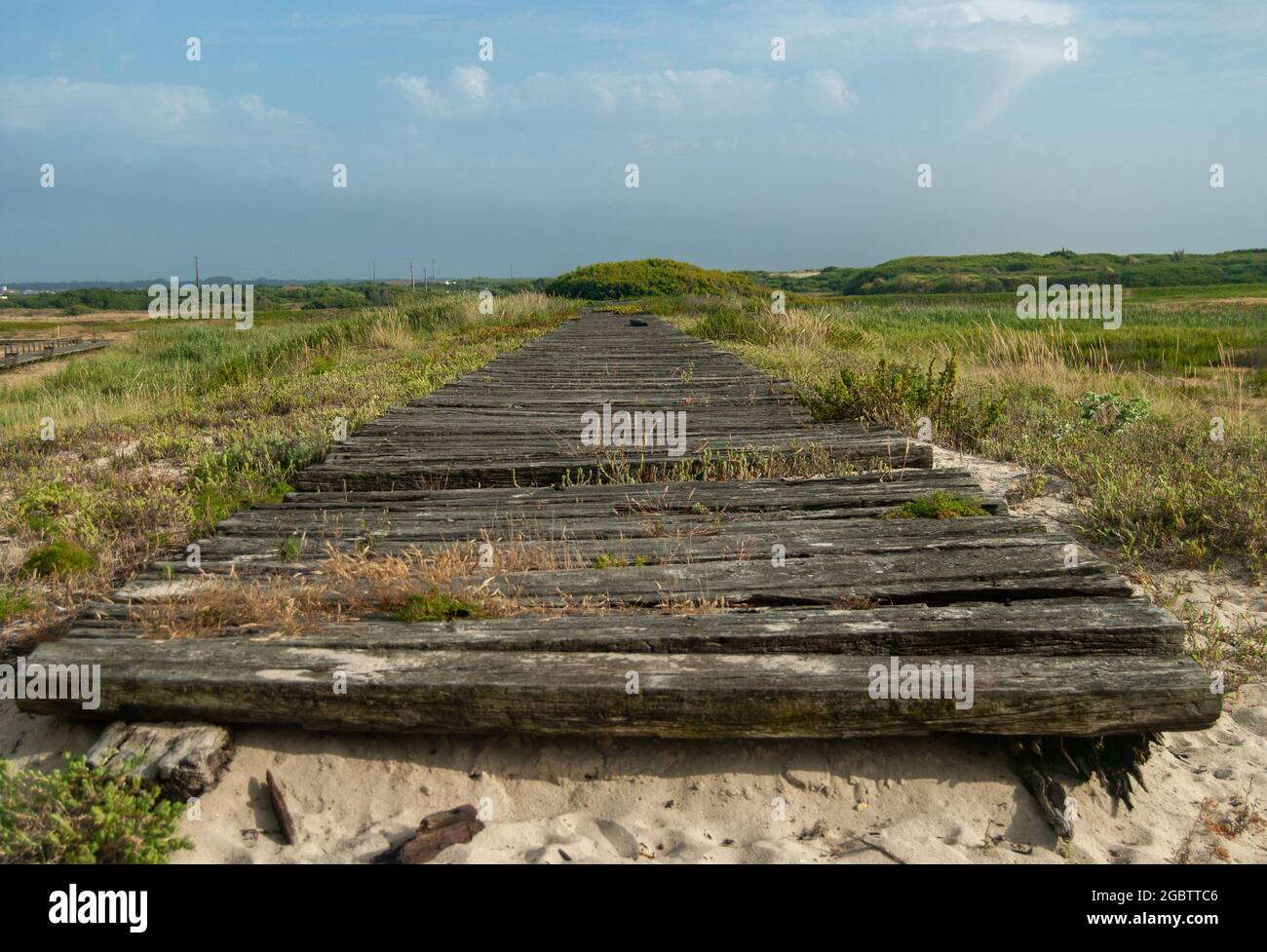 Alter Holzweg in der Landschaft, der den Weg führt - Costa Nova Beach, Aveiro, Portugal, 10.06.2021 Stockfoto