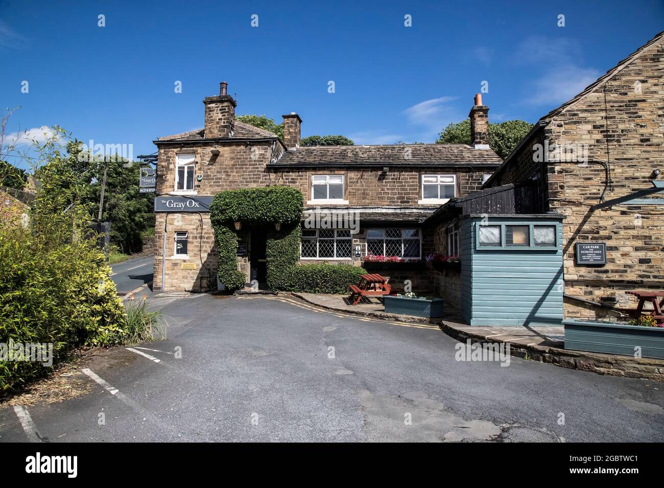 Ein traditionelles Yorkshire Pub und Restaurant The Grey Ox stammt aus dem Jahr 1706 und befindet sich im malerischen Dorf Hartshead in West Yorkshire. Stockfoto
