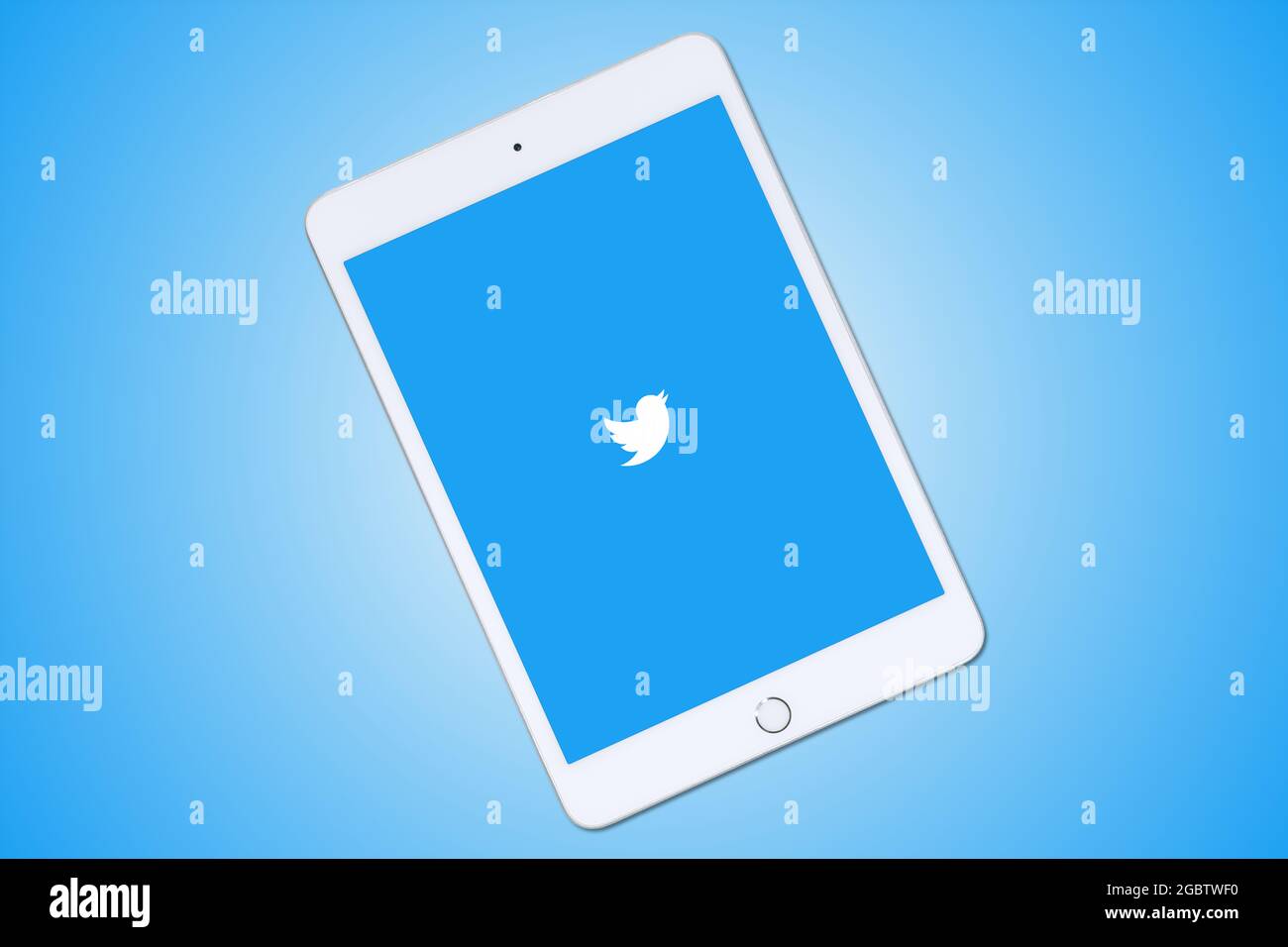 Twitter-Logo auf weißem Apple iPad Mini Digital Tablet PC, isoliert auf blauem Hintergrund. Twitter ist ein soziales Netzwerk, Nachrichten, die als „Tweets“ bezeichnet werden. Stockfoto