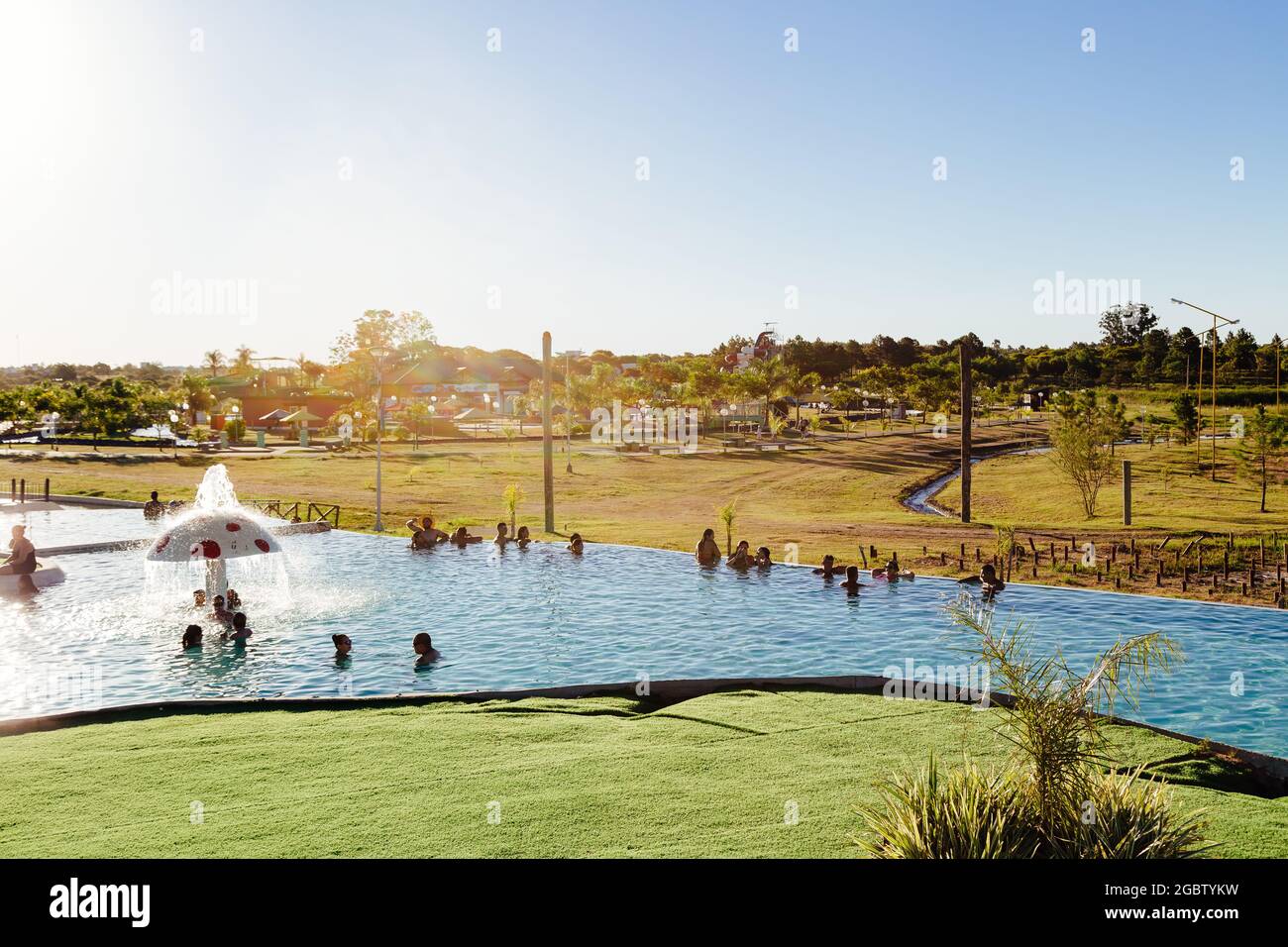 FEDERACION, ENTRE RIOS, ARGENTINIEN - 25. FEBRUAR 2021: Blick auf einen der vielen Thermalbäder des Komplexes. Die Leute, die in der Hitze baden Stockfoto