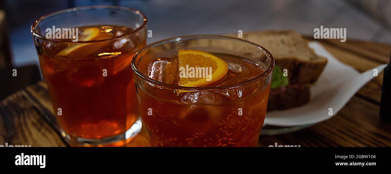 Zwei Gläser Spritz mit einem Sandwich auf einem Holztisch Stockfoto