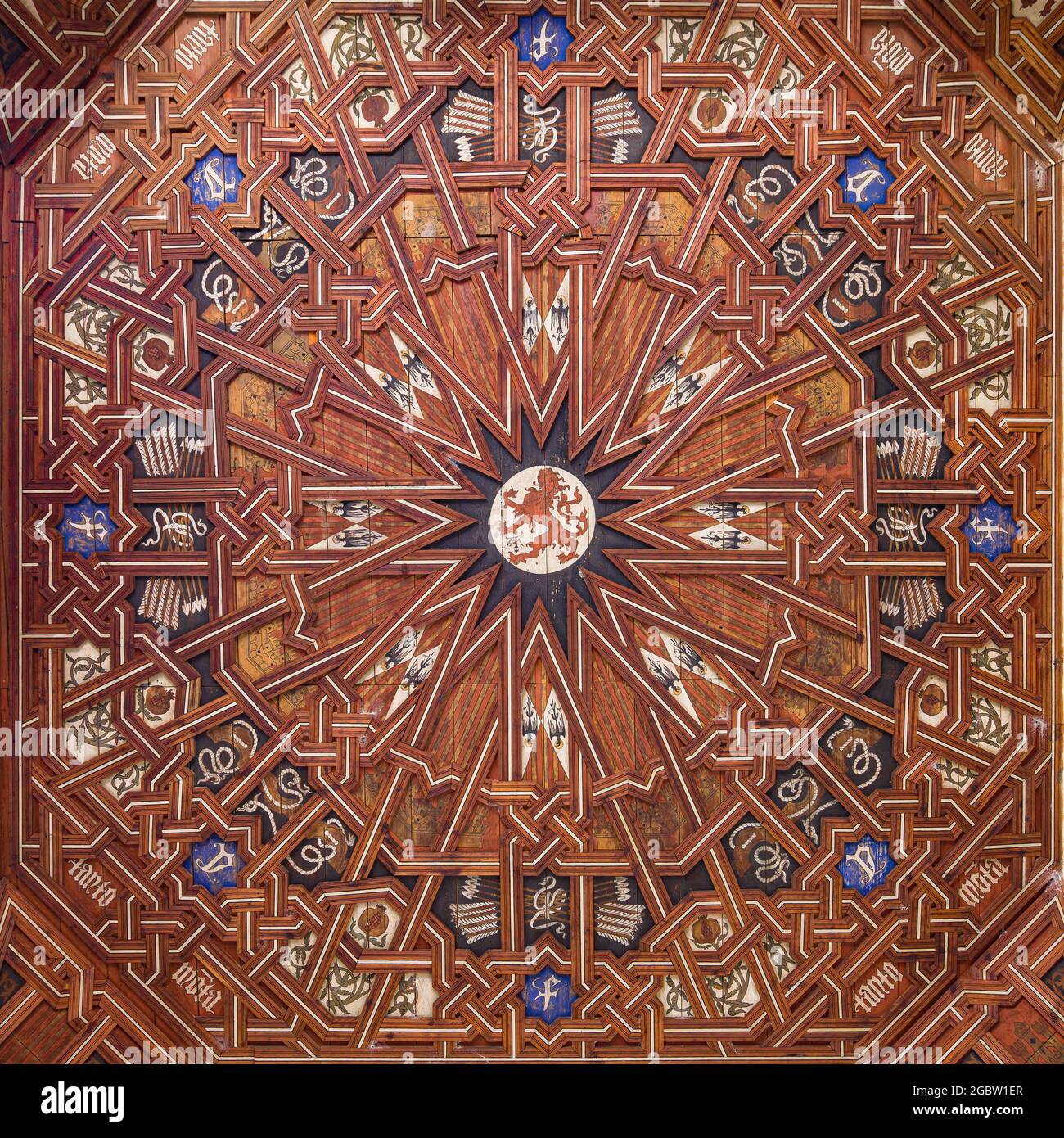 Kassettendecke aus Mudejar-Holz im Kloster San Juan de los Reyes, Toledo, Spanien. Stockfoto