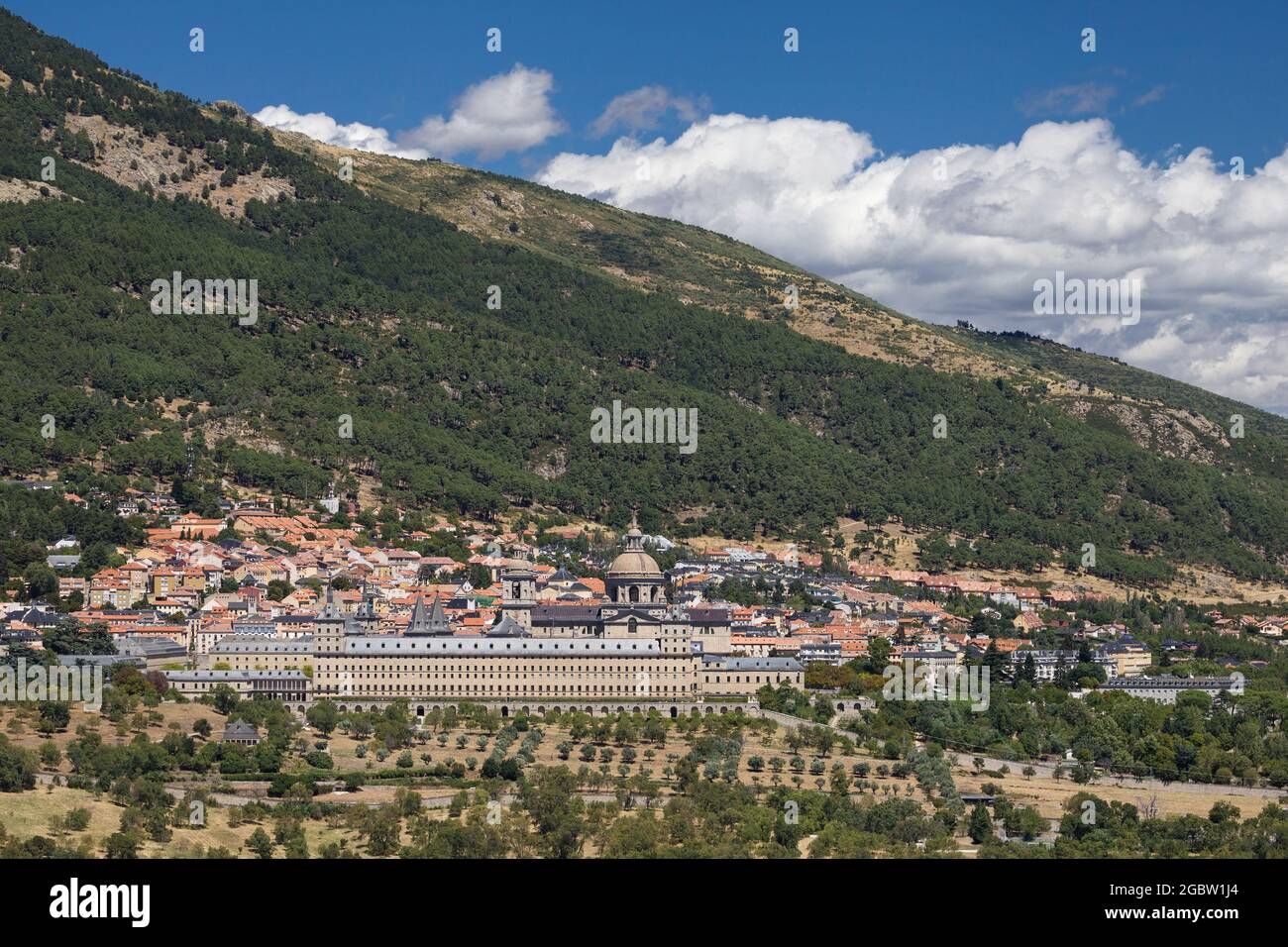 Stadt und Kloster El Escorial, Madrid, Spanien. Stockfoto