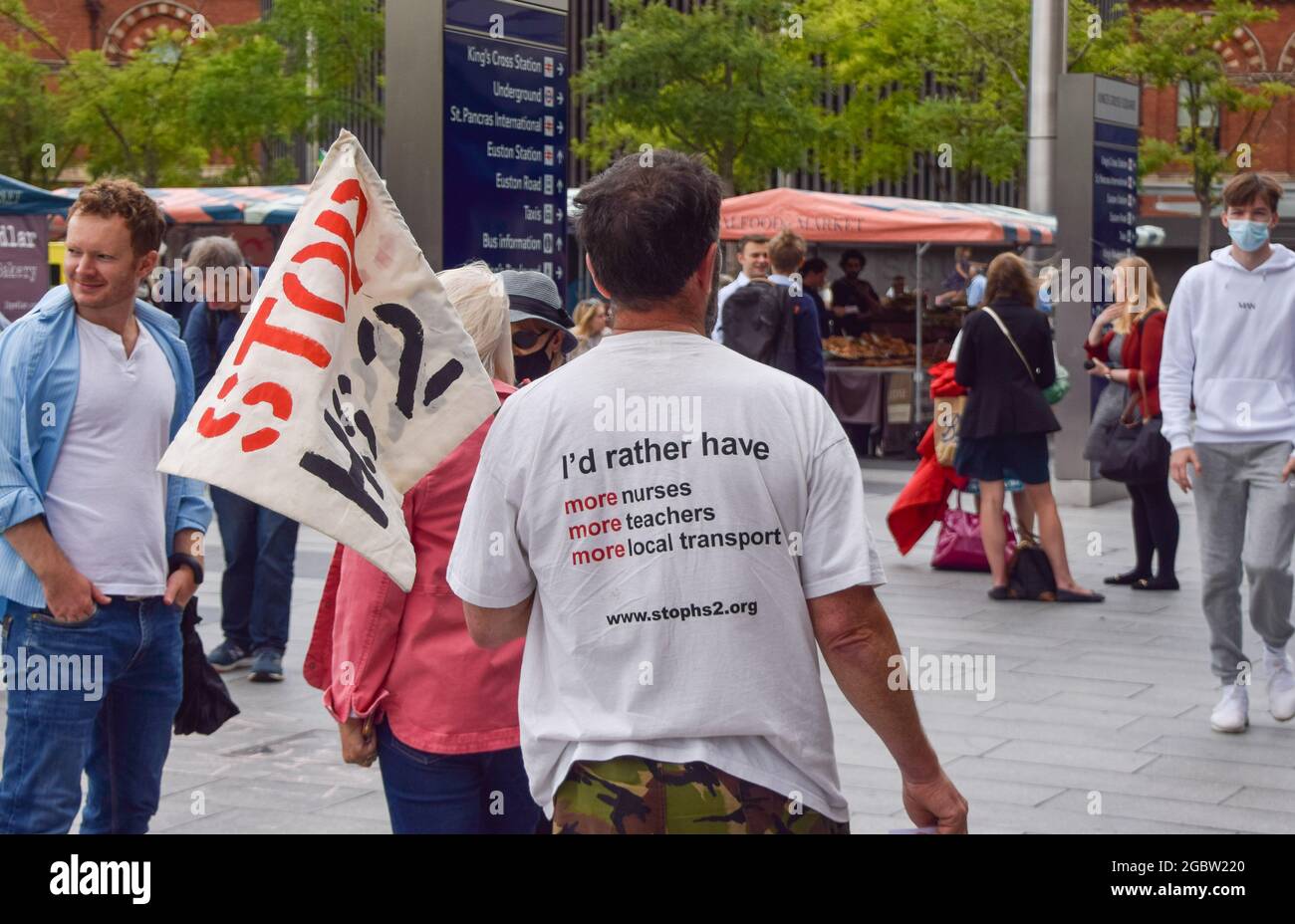 London, Großbritannien. August 2021. Aktivisten versammelten sich vor dem Bahnhof King's Cross, um gegen das neue Hochgeschwindigkeits-2-Eisenbahnsystem (HS2) zu protestieren, das nach Meinung von Umweltschützern „ökologisch verheerend“ sein wird und den Steuerzahlern £170 Milliarden kosten wird. (Kredit: Vuk Valcic/Alamy Live News) Stockfoto