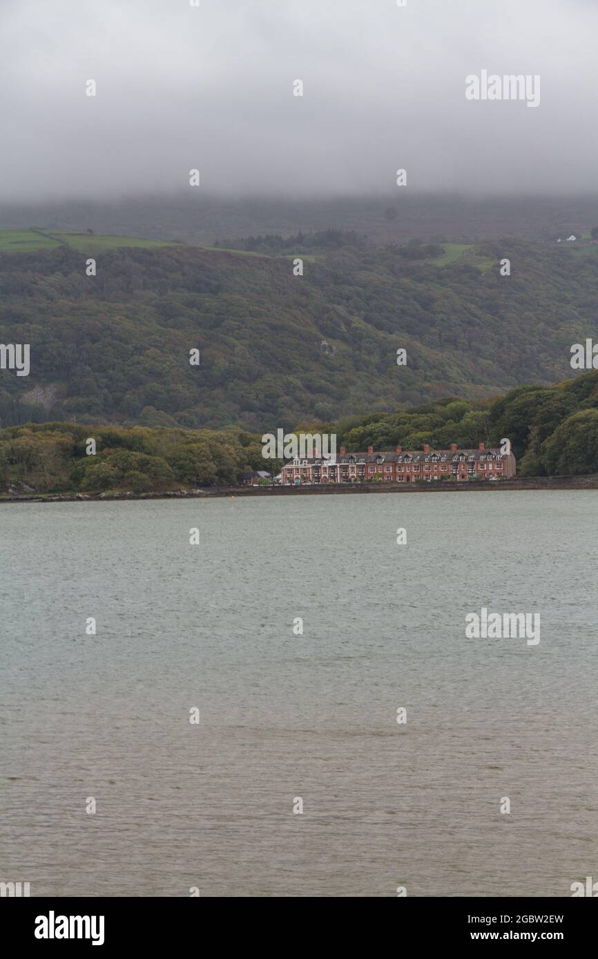 Blick über die Mawddach-Mündung bei schlechtem Wetter. Barmouth, Gwynedd, North Wales, Großbritannien, Porträt, Copyspace unten Stockfoto
