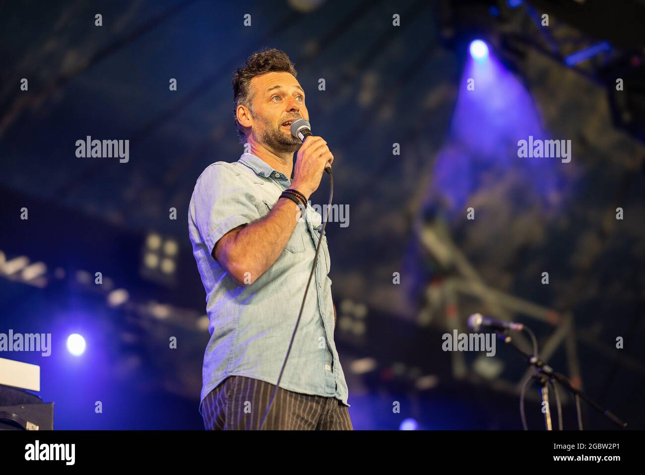 Presentor Wouter Matzelin im Bild während der Dranouter Zomersessie XL (Sommersitzung), Donnerstag, 05. August 2021 in Dranouter. Die Originalversion von Stockfoto