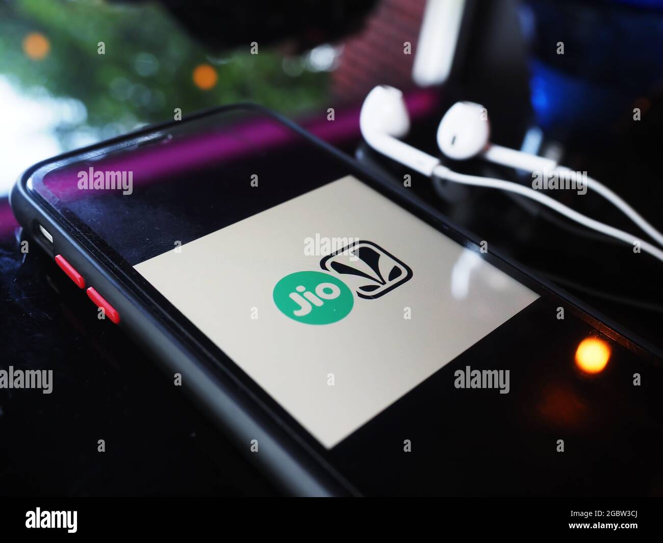 KALKUTTA, INDIEN - 05. Aug 2021: JioSaavn App für Musik-, Radio- und Podcast-Streaming.in dieser Fototafel wurde das Logo der Reliance jio saavn App gesehen Stockfoto