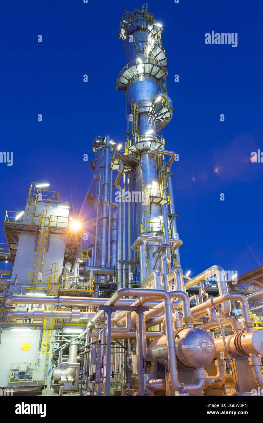 Blick auf eine Gasraffinerie, die in der Dämmerung beleuchtet wird. Stockfoto