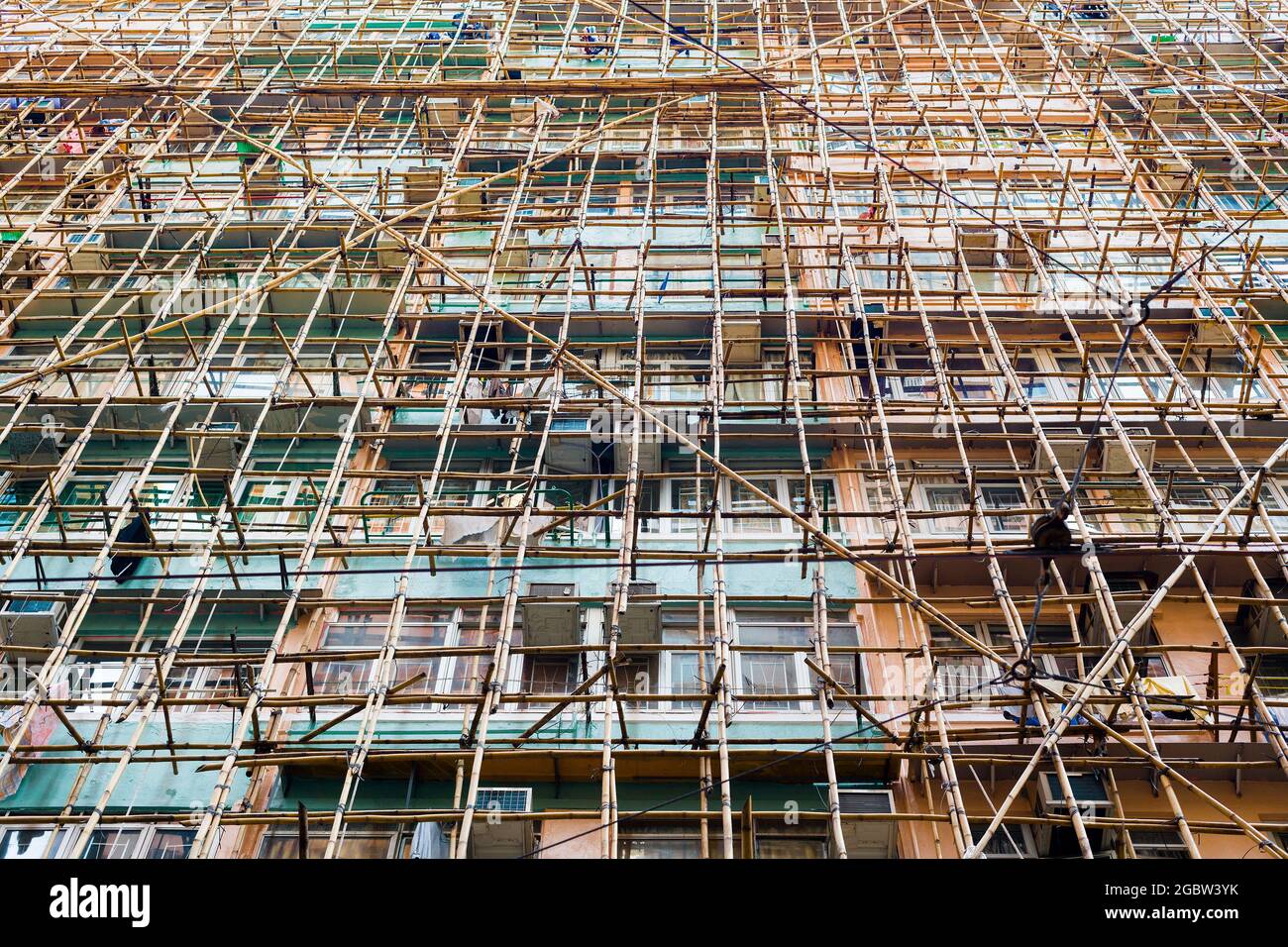 Traditionelle Bambusgerüste um ein Gebäude in Hongkong, China Stockfoto