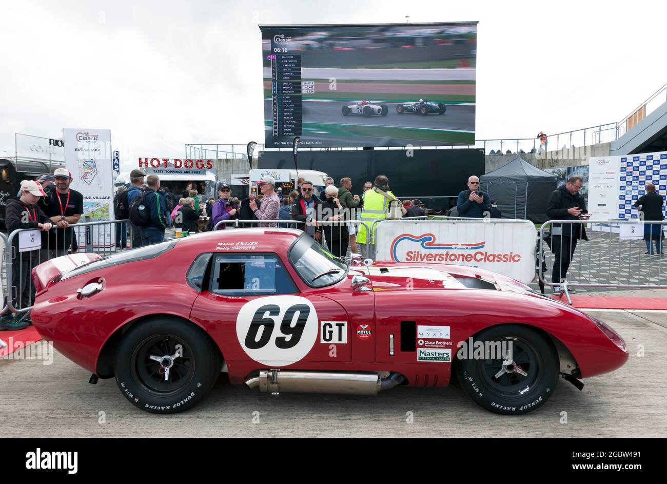 Ein AC Cobra daona Coupé im International Paddock, das auf den Start des Internationalen Trophy für klassische GT Cars vor 66 wartet Stockfoto