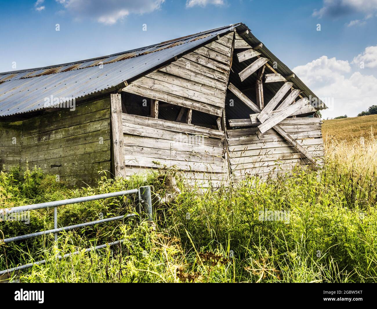 Eine verfallene Scheune am Rande eines Feldes. Stockfoto