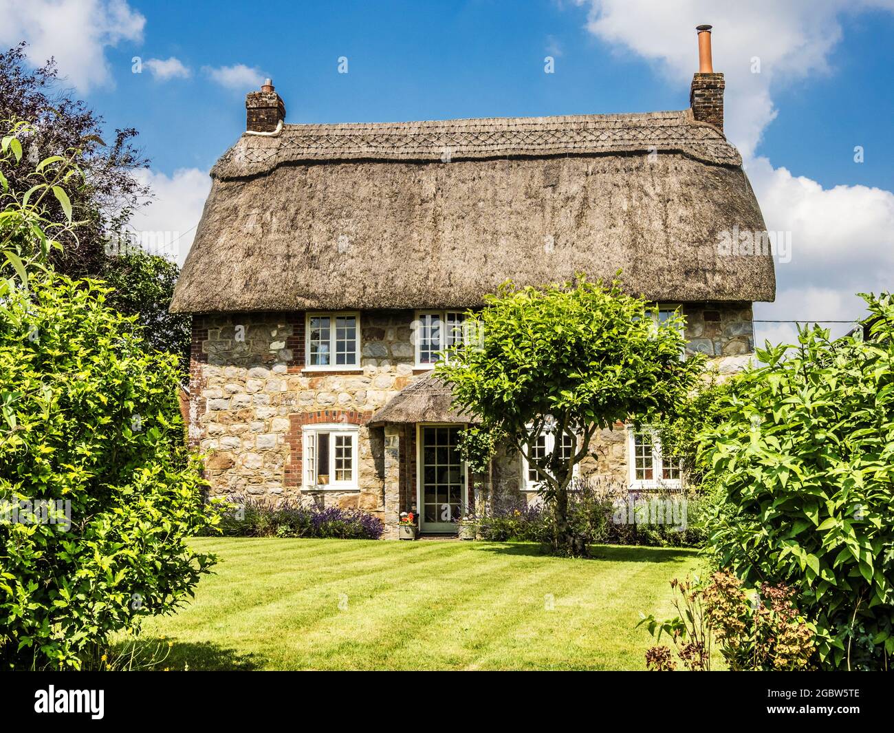 Das malerische Reethaus in Wiltshire. Stockfoto