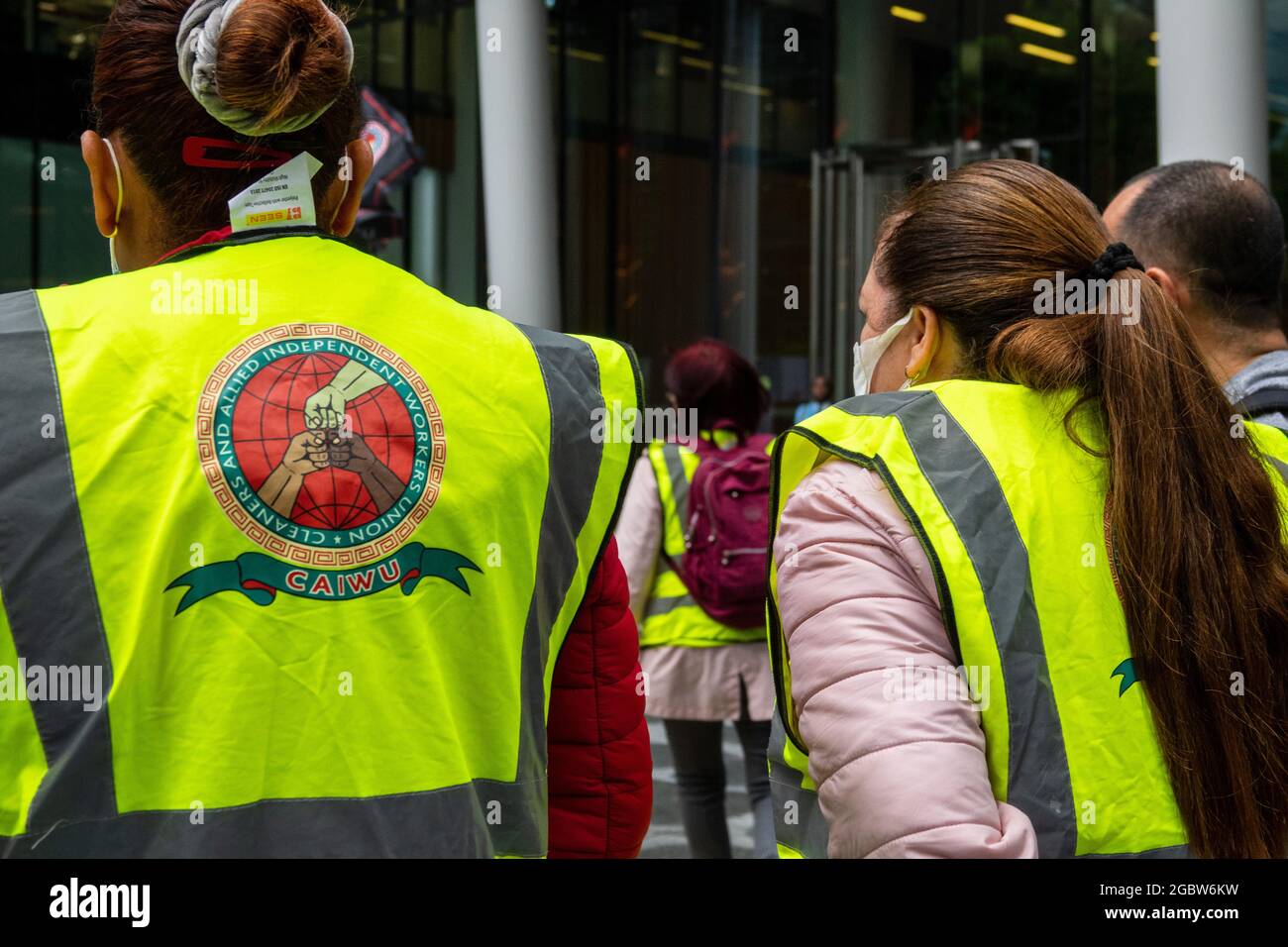 London, Großbritannien, 5th. August 2021. Reinigungskräfte der Londoner Büros von Facebook protestieren gegen ihre Arbeitsbedingungen und mutmaßliche Verstöße gegen TUPE. Die Reinigungsdienste bei Facebook wurden im Januar von Churchill Cleaning übernommen, und das Unternehmen hat seitdem versucht, eine strukturelle Umstrukturierung durchzuführen, die Arbeitsbelastung zu erhöhen, Krankheit und Urlaubsschutz nicht zu bieten und angeblich keine wirksamen Maßnahmen zur Verhinderung der Ausbreitung von Covid getroffen. Stockfoto