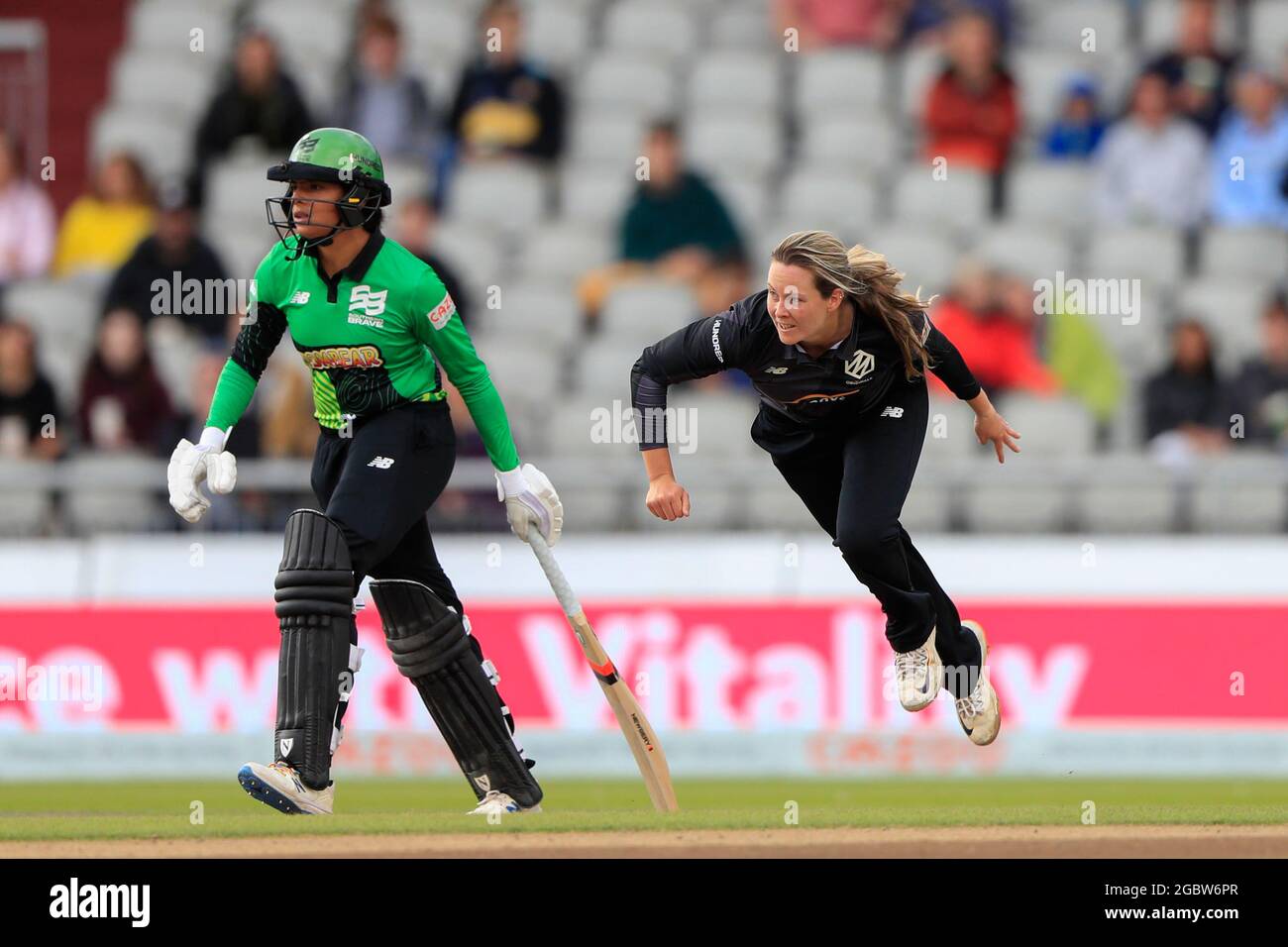 Manchester, Großbritannien. August 2021. Natalie Brown Bowling für Manchester Originals in Manchester, Vereinigtes Königreich am 8/5/2021. (Foto von Conor Molloy/News Images/Sipa USA) Quelle: SIPA USA/Alamy Live News Stockfoto