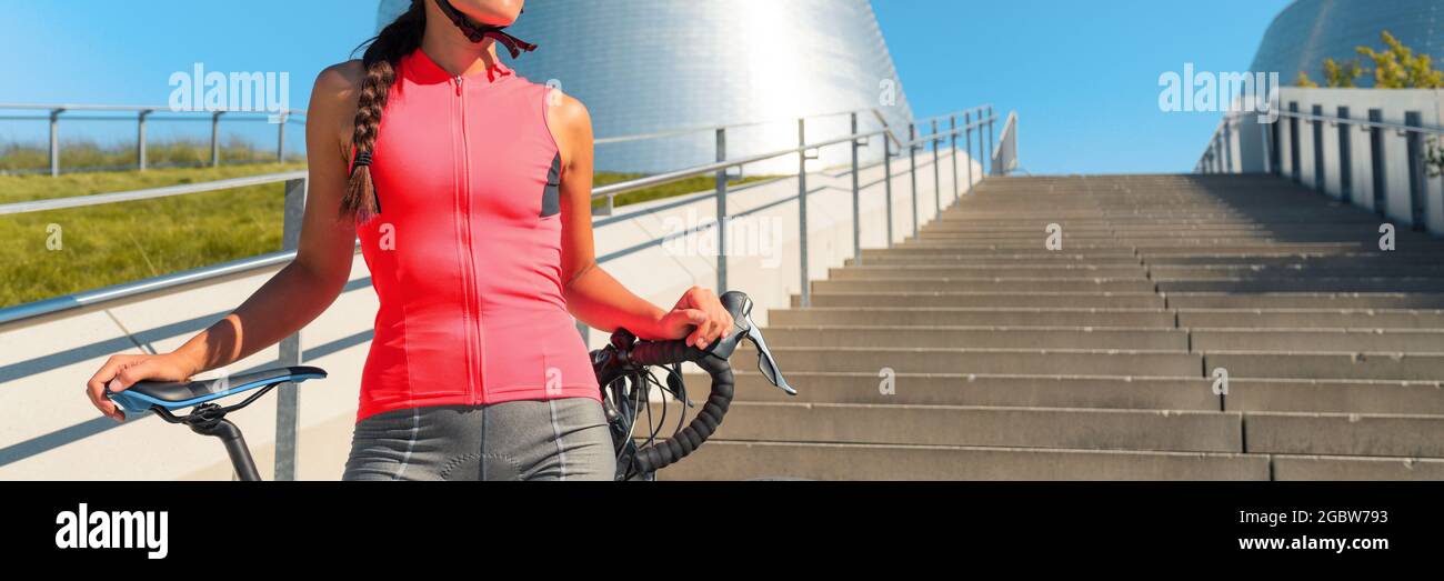 Rennrad in der Stadt Radfahrer Athlet Frau mit Fahrrad trägt rosa  Jersey-Outfit für Sport Radfahren auf Sommer Stadt pendeln Fahrt.  Fahrradkonzept Stockfotografie - Alamy