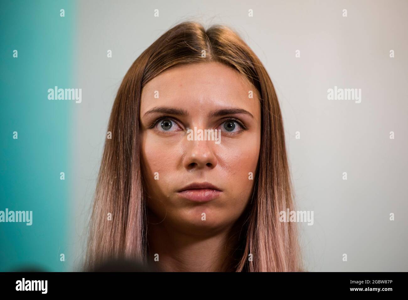 Krystsina während einer Pressekonferenz Krystsina Tsimanouskaya ist eine weißrussische Sprinterin, die sich weigerte, aus Angst um ihre Sicherheit in ihr Land zurückzukehren, nachdem sie weißrussische Olympiateilnehmer kritisiert hatte. Der stellvertretende polnische Außenminister Marcin Przydacz sagte, Polen habe dem Athleten bereits ein humanitäres Visum erteilt. Das belarussische Olympische Komitee sagte in einer Erklärung, dass Trainer beschlossen haben, Tsimanouskaya aus den Spielen zurückzuziehen, weil Ärzte sie über ihren „emotionalen und psychologischen Zustand“ beraten haben. Stockfoto