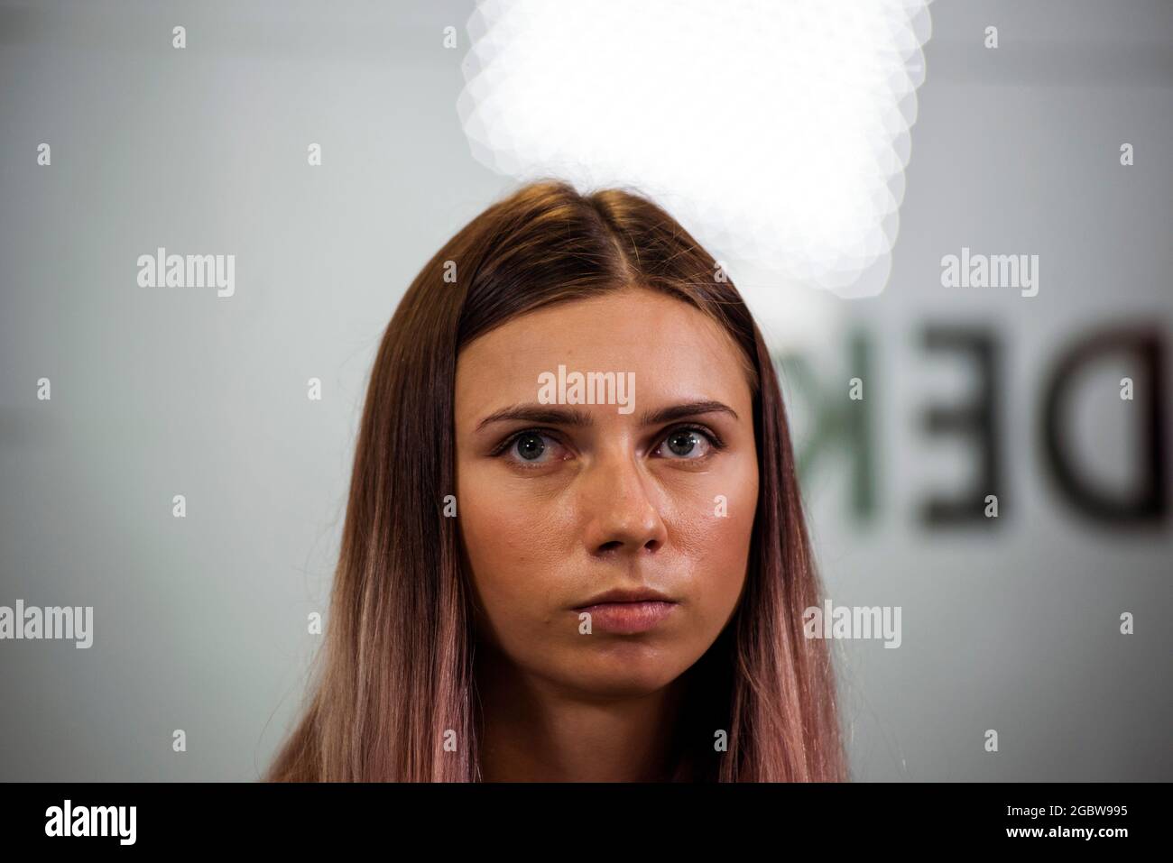 Krystsina während einer Pressekonferenz Krystsina Tsimanouskaya ist eine weißrussische Sprinterin, die sich weigerte, aus Angst um ihre Sicherheit in ihr Land zurückzukehren, nachdem sie weißrussische Olympiateilnehmer kritisiert hatte. Der stellvertretende polnische Außenminister Marcin Przydacz sagte, Polen habe dem Athleten bereits ein humanitäres Visum erteilt. Das belarussische Olympische Komitee sagte in einer Erklärung, dass Trainer beschlossen haben, Tsimanouskaya aus den Spielen zurückzuziehen, weil Ärzte sie über ihren „emotionalen und psychologischen Zustand“ beraten haben. (Foto von Attila Husejnow / SOPA Images/Sipa USA) Stockfoto