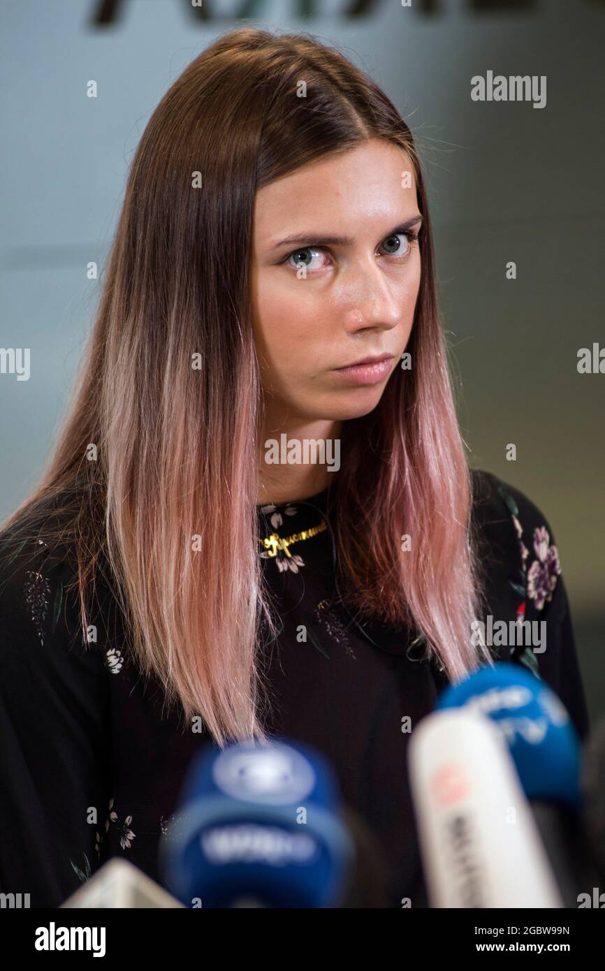 Krystsina während einer Pressekonferenz Krystsina Tsimanouskaya ist eine weißrussische Sprinterin, die sich weigerte, aus Angst um ihre Sicherheit in ihr Land zurückzukehren, nachdem sie weißrussische Olympiateilnehmer kritisiert hatte. Der stellvertretende polnische Außenminister Marcin Przydacz sagte, Polen habe dem Athleten bereits ein humanitäres Visum erteilt. Das belarussische Olympische Komitee sagte in einer Erklärung, dass Trainer beschlossen haben, Tsimanouskaya aus den Spielen zurückzuziehen, weil Ärzte sie über ihren „emotionalen und psychologischen Zustand“ beraten haben. (Foto von Attila Husejnow / SOPA Images/Sipa USA) Stockfoto