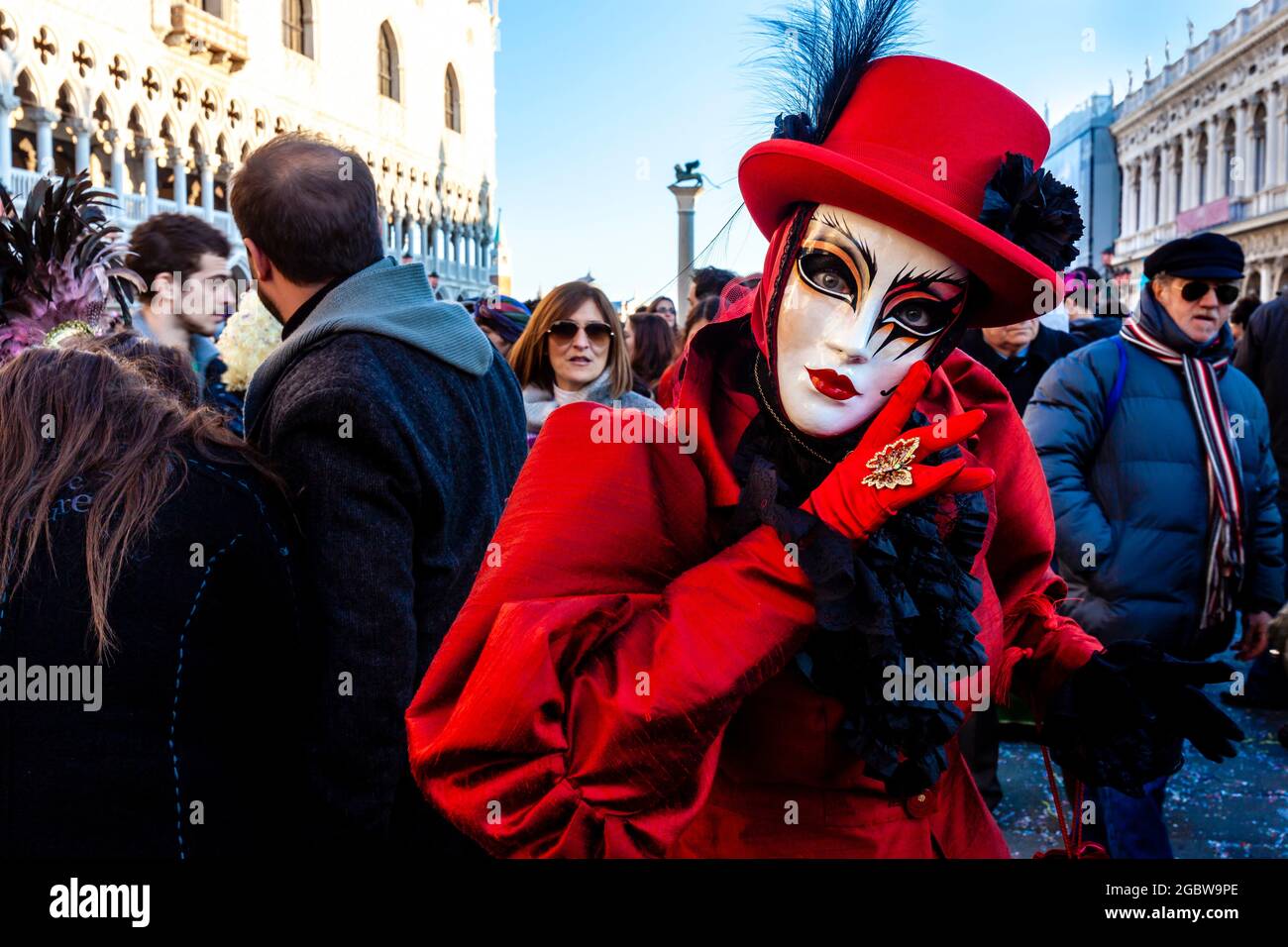 Menschen In Kostüme Beim Karneval In Venedig, Venedig, Italien. Stockfoto