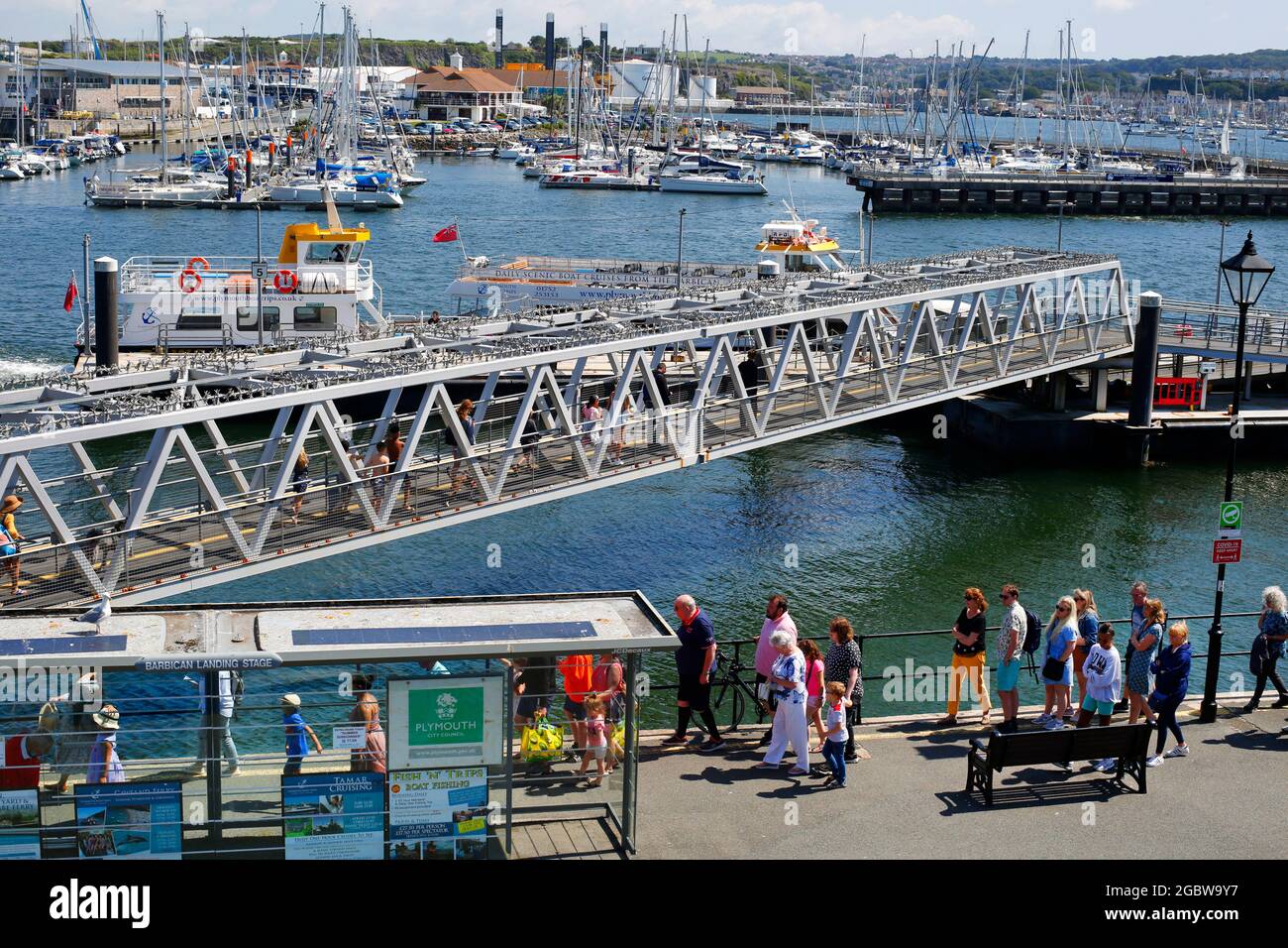 Die Besucher stehen an der Barbican Landing Stage in Plymouth, Devon, Großbritannien, für Bootsausflüge an. Stockfoto