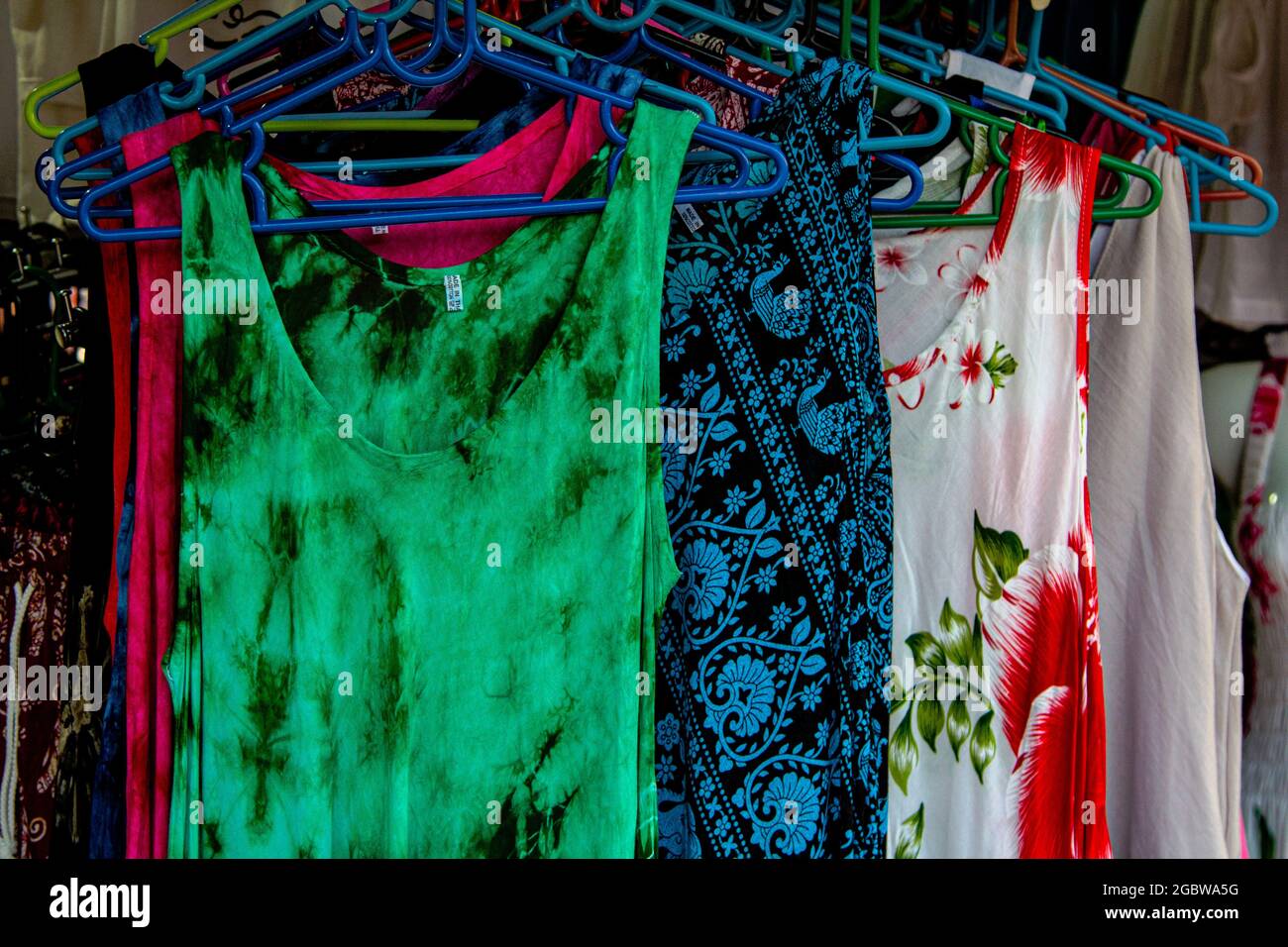 Kleidung zum Verkauf, Bang Niang Market, Khao Lak, Thailand Stockfoto