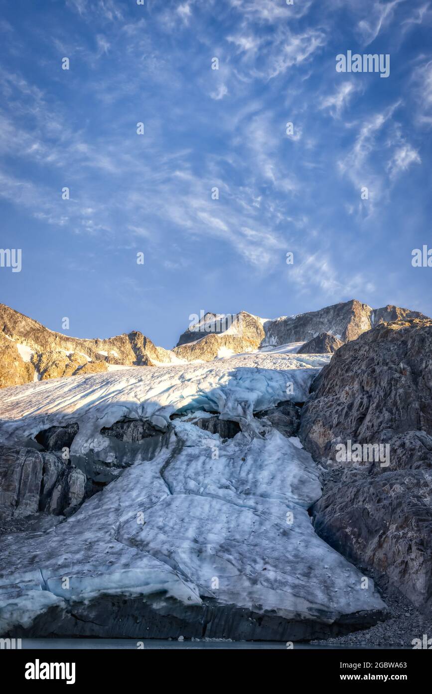 Blick auf den lebhaften, farbenfrohen Glacier Lake in den Rocky Mountains Stockfoto