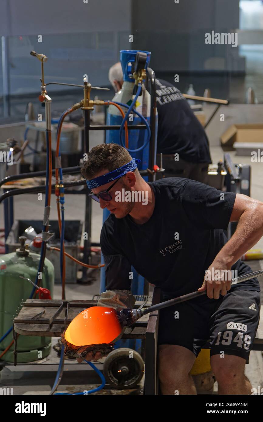 ARZVILLER, FRANKREICH, 22. Juni 2021 : in einer Glasbläserwerkstatt. Die Glas- und Kristallstraße verbindet die Glashütten und Kristalle von Lothringen in einem einzigartigen A Stockfoto