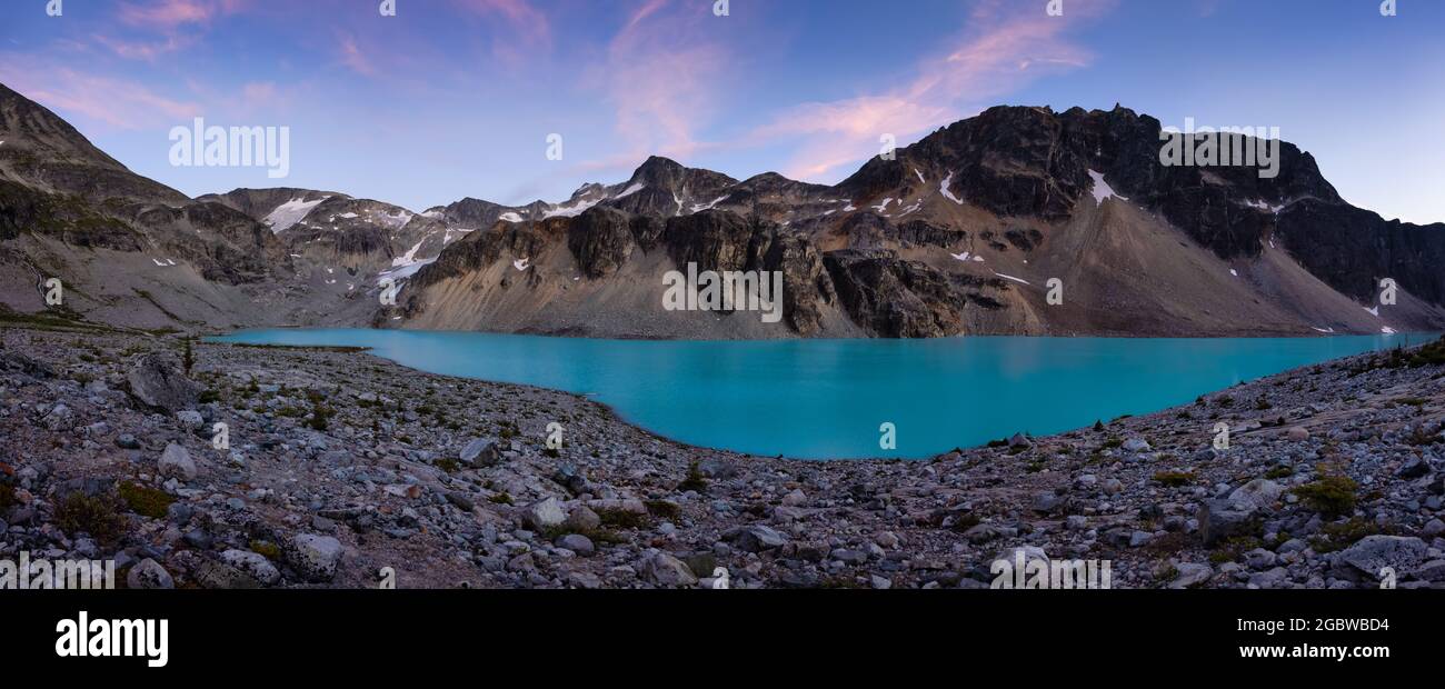 Panoramablick auf den lebhaften, farbenfrohen Glacier Lake in den Rocky Mountains Stockfoto