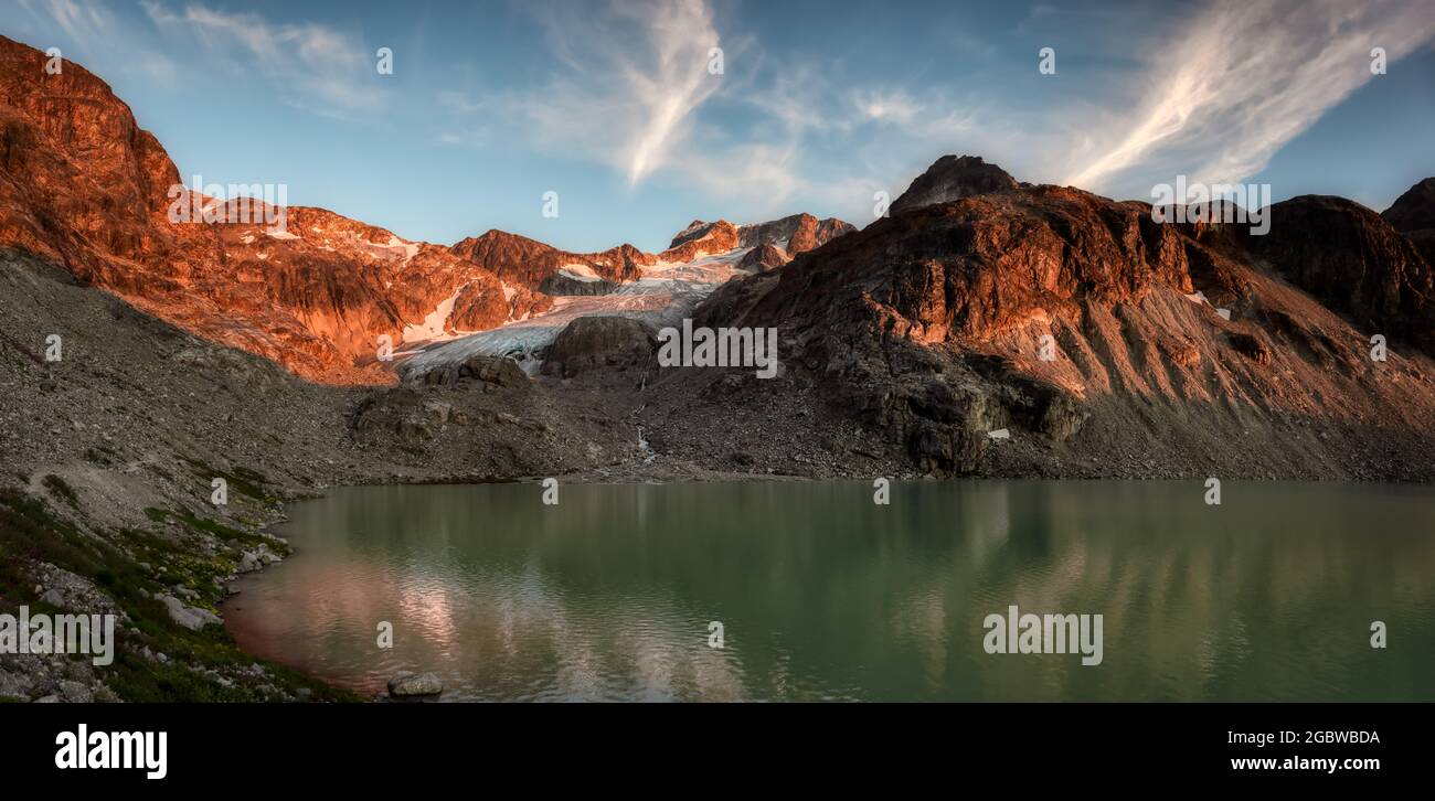 Panoramablick auf den lebhaften, farbenfrohen Glacier Lake in den Rocky Mountains Stockfoto