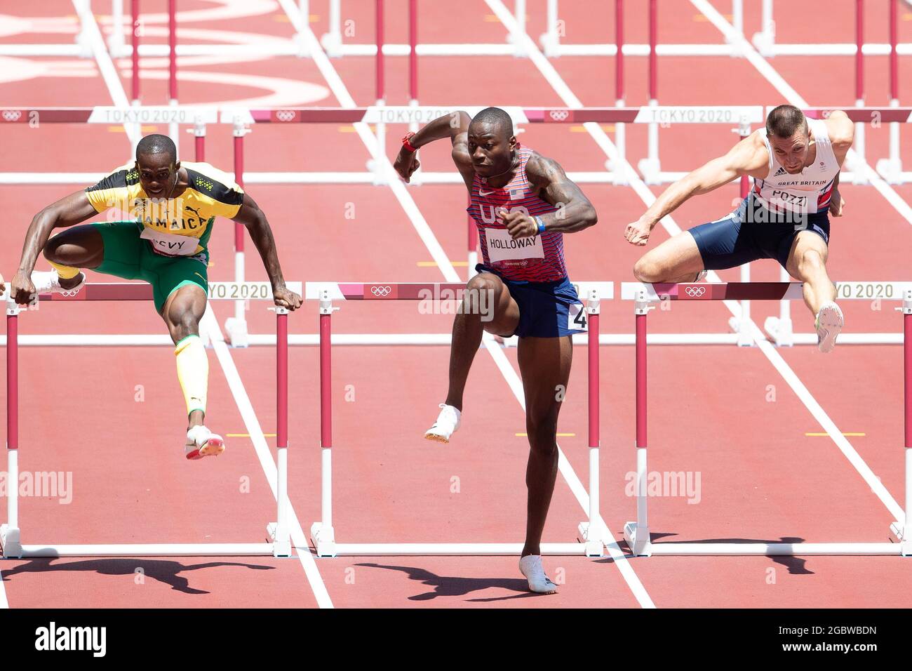 Tokio, Japan. 05. August 2021: Ronald Levy aus Jamaika, Grant Holloway USA und Andrew Pozzi aus Großbritannien laufen beim Leichtathletik-Finale der 110-Meter-Hürden der Männer im Olympiastadion in Tokio, Japan. Daniel Lea/CSM} Credit: CAL Sport Media/Alamy Live News Stockfoto