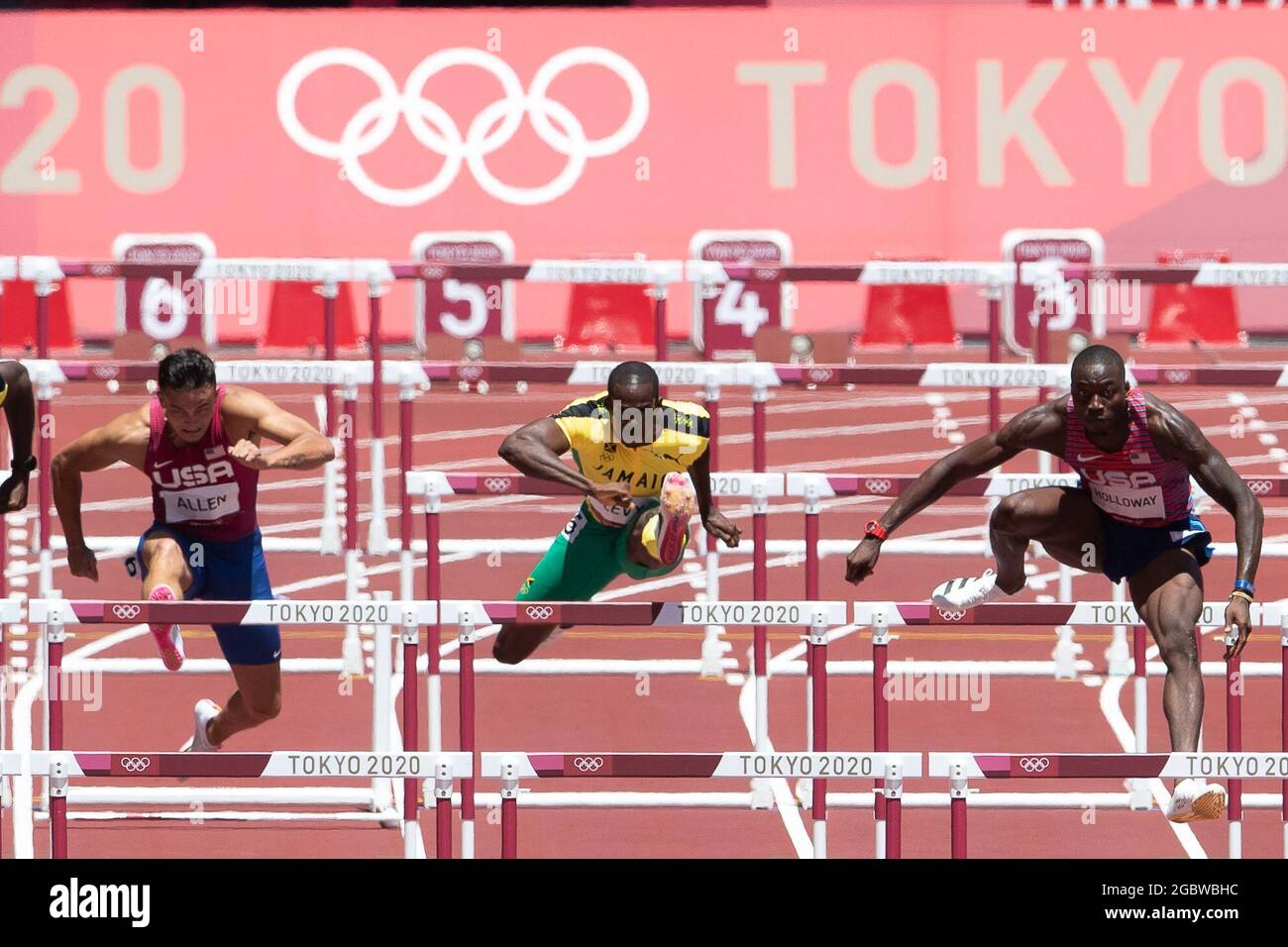 Tokio, Japan. 05. August 2021: Devon Allen aus den Vereinigten Staaten, Ronald Levy aus Jamaika und Grant Holloway aus den Vereinigten Staaten laufen im Olympiastadion in Tokio, Japan, beim Finale der 110-m-Hürden der Männer beim Leichtathletik-Wettbewerb. Daniel Lea/CSM} Credit: CAL Sport Media/Alamy Live News Stockfoto