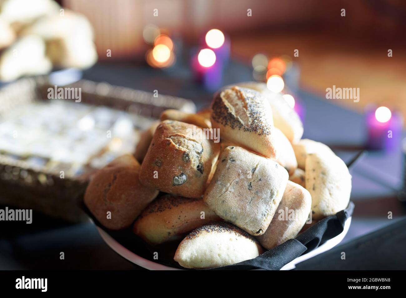 Tablett mit belgischem Brot in kleinen Portionen mit verschiedenen Samen. Aufgenommen in einem Restaurant mit Umgebungslicht. Stockfoto