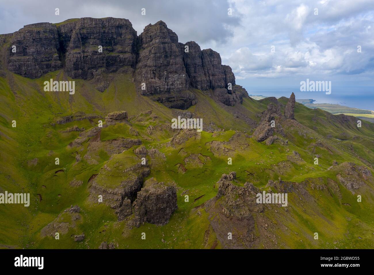 Luftaufnahme des alten Mannes von storr ist ein malerischer Ort entlang des Quiraing in der Insel Skye in Schottland. Stockfoto