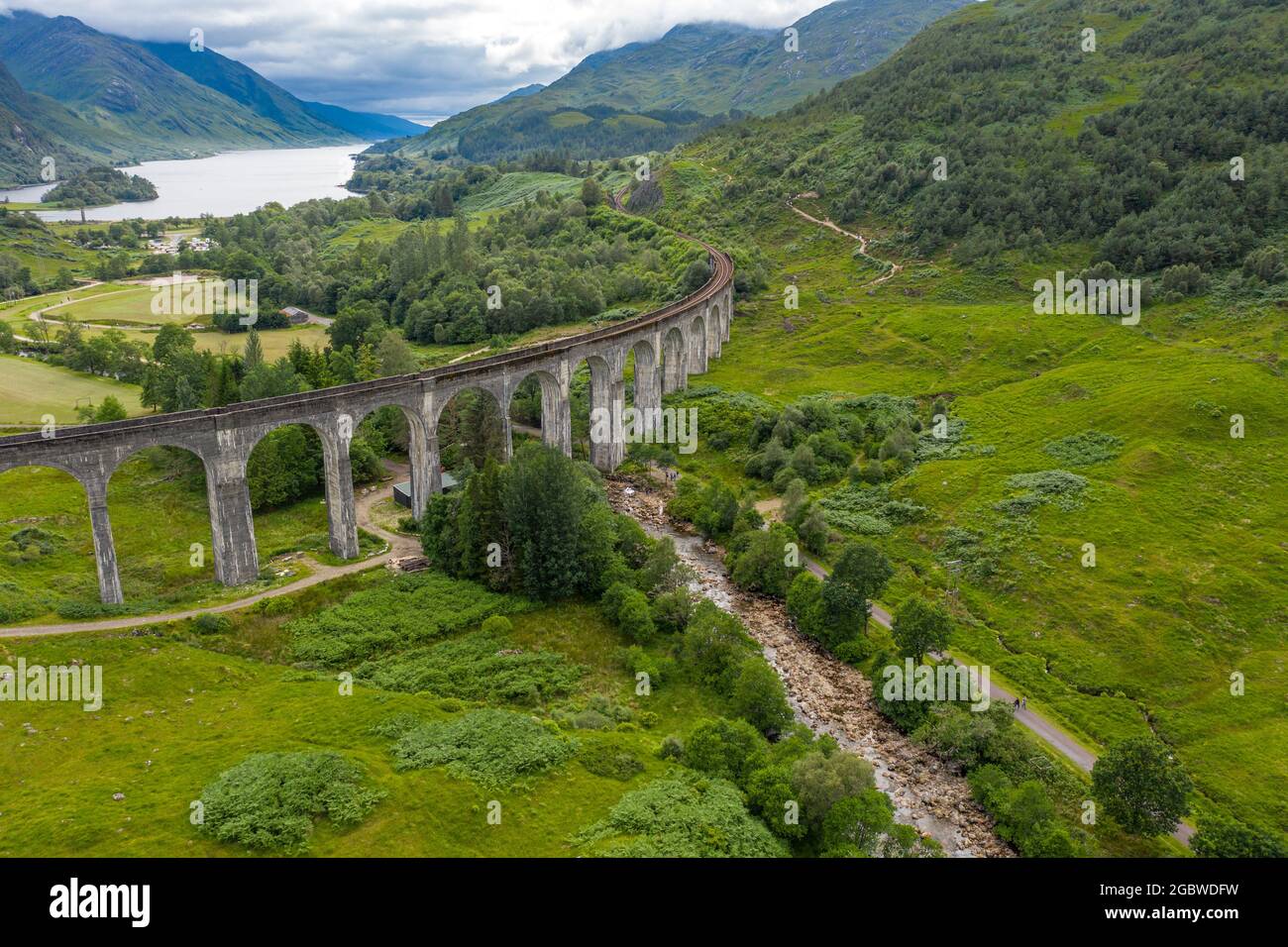 Das Glenfinnan Viadukt mit den Bergen im Hintergrund in Schottland. Stockfoto