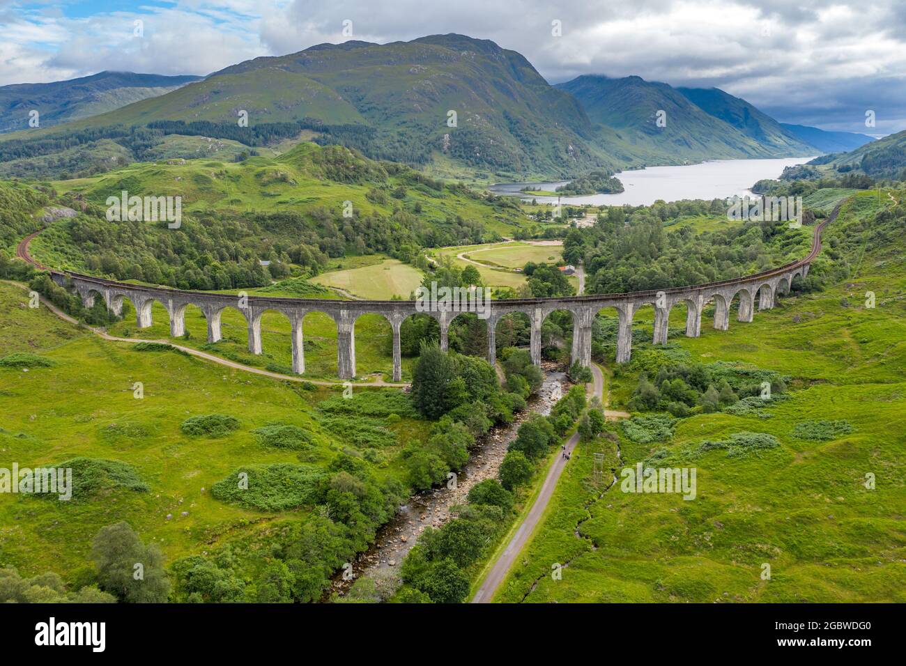 Das Glenfinnan Viadukt mit den Bergen im Hintergrund in Schottland. Stockfoto