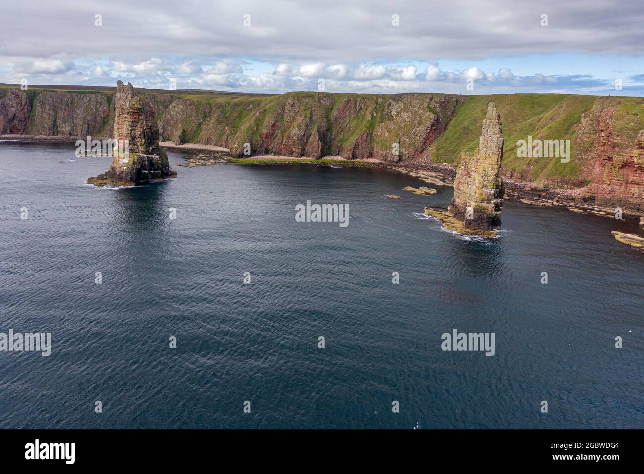 Drohnenaufnahme der dramatischen Meeresstapel bei Duncansby Head in der Nähe von John O' Groats in Schottland Stockfoto