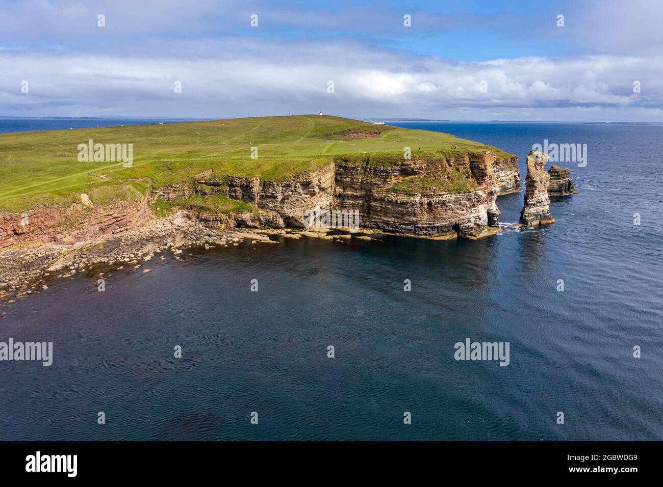 Drohnenaufnahme der dramatischen Meeresstapel bei Duncansby Head in der Nähe von John O' Groats in Schottland Stockfoto