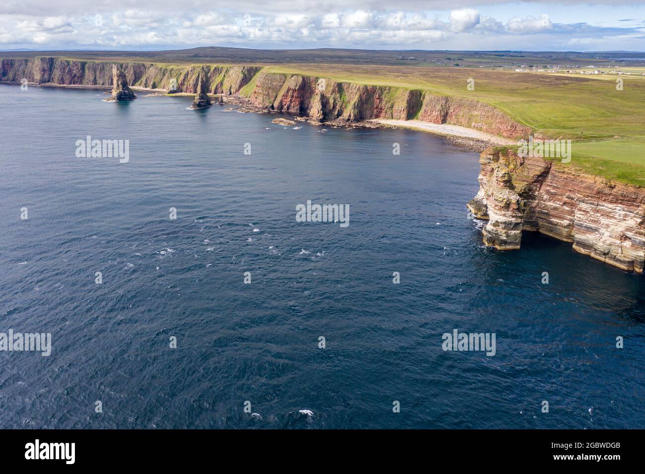 Drohnenaufnahme der dramatischen Meeresstapel bei Duncansby Head in der Nähe von John O' Groats in Schottland Stockfoto