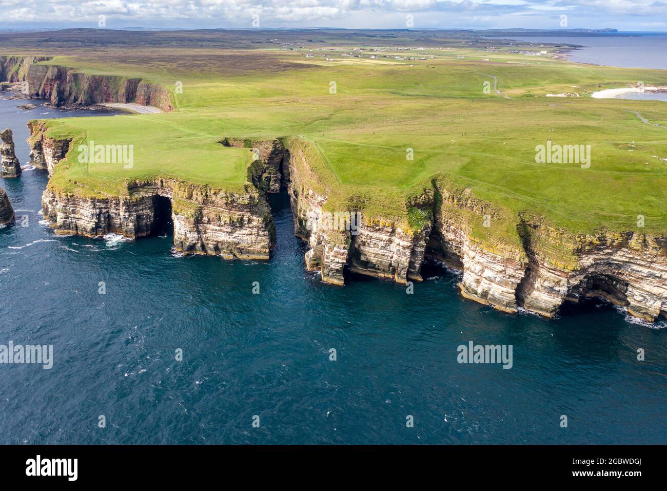 Drohnenaufnahme der dramatischen Meeresstapel bei Duncansby Head in der Nähe von John O' Groats in Schottland Stockfoto